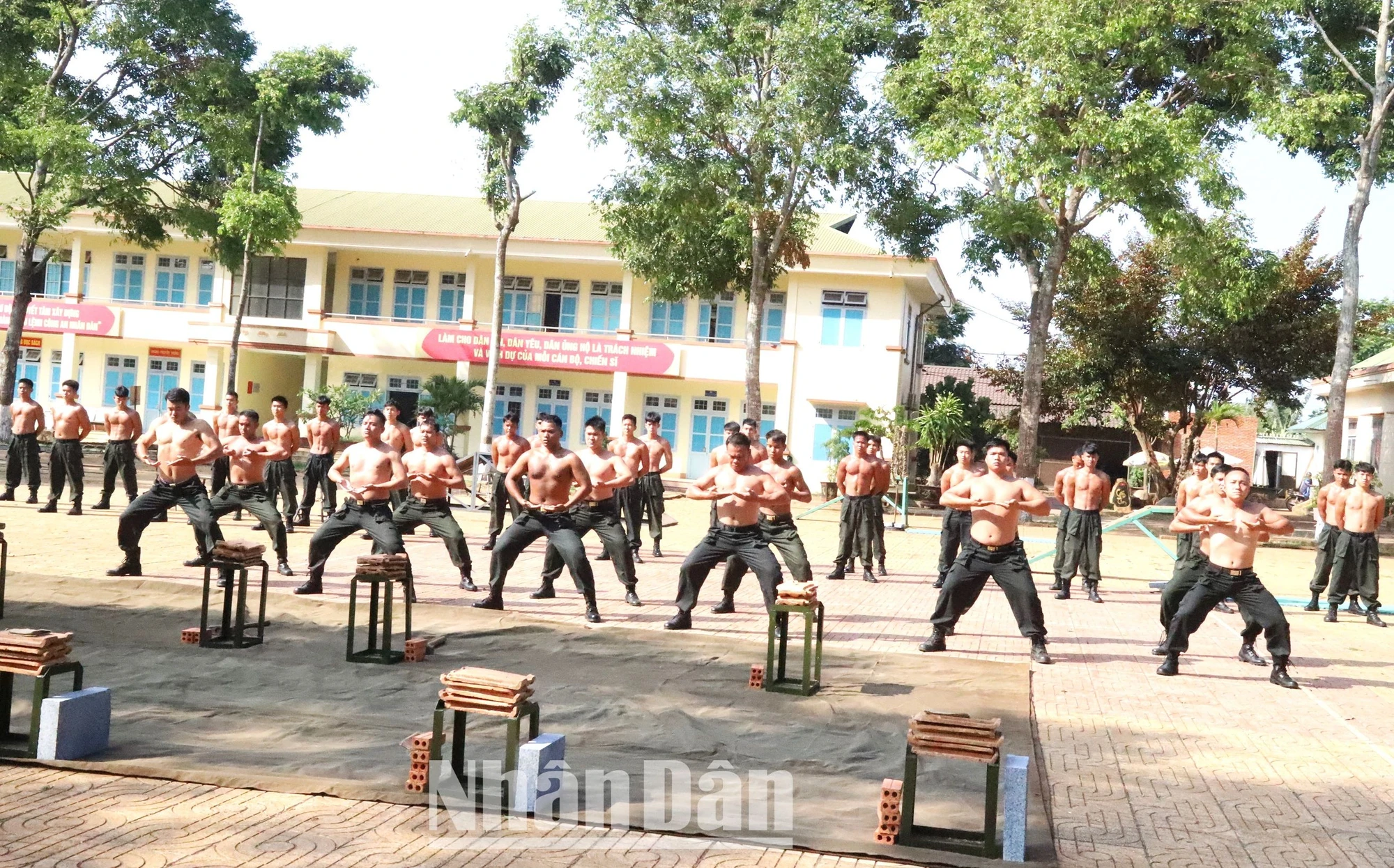 Xứng đáng là “Thanh bảo kiếm” bảo vệ cuộc sống bình yên cho nhân dân Đắk Lắk ảnh 4