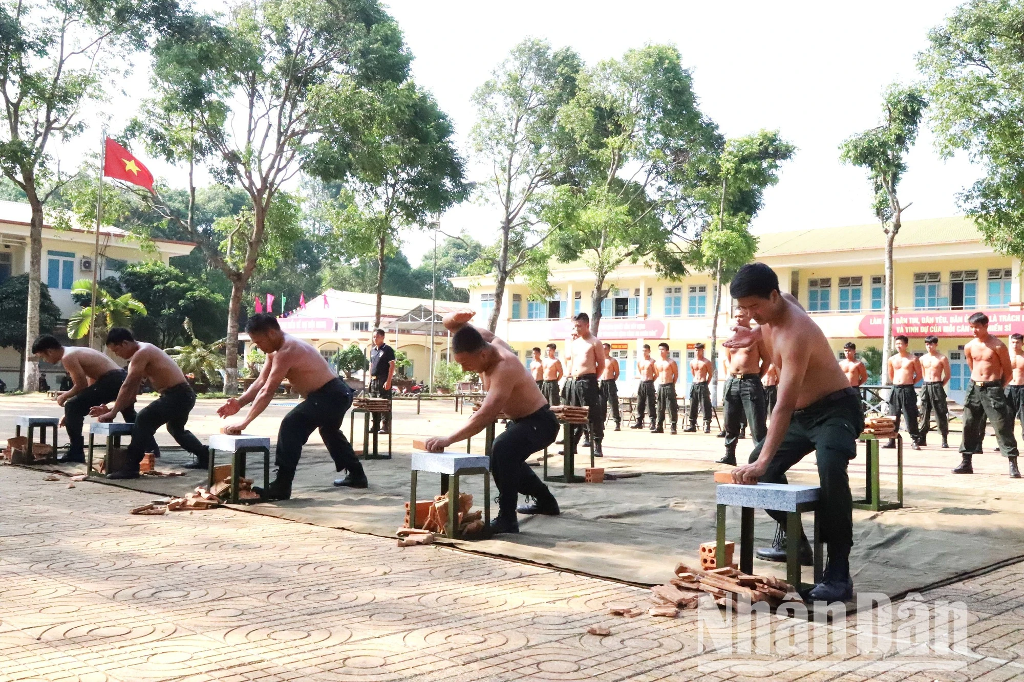 Xứng đáng là “Thanh bảo kiếm” bảo vệ cuộc sống bình yên cho nhân dân Đắk Lắk ảnh 7