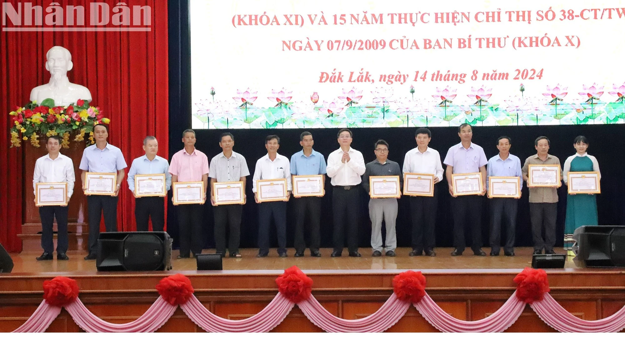 Nhiều chuyển biến tích cực trong xây dựng, phát triển văn hóa, con người Việt Nam và bảo hiểm y tế ở Đắk Lắk ảnh 7