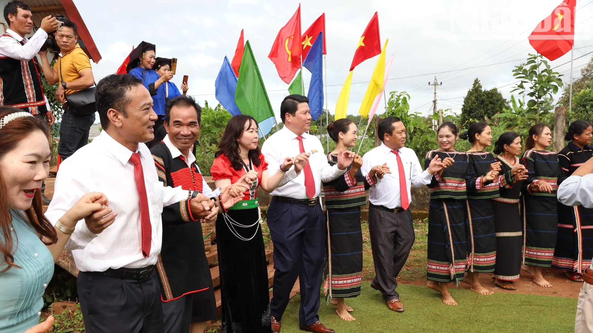 Thắt chặt nghĩa tình với buôn đồng bào dân tộc thiểu số ở Đắk Lắk ảnh 4