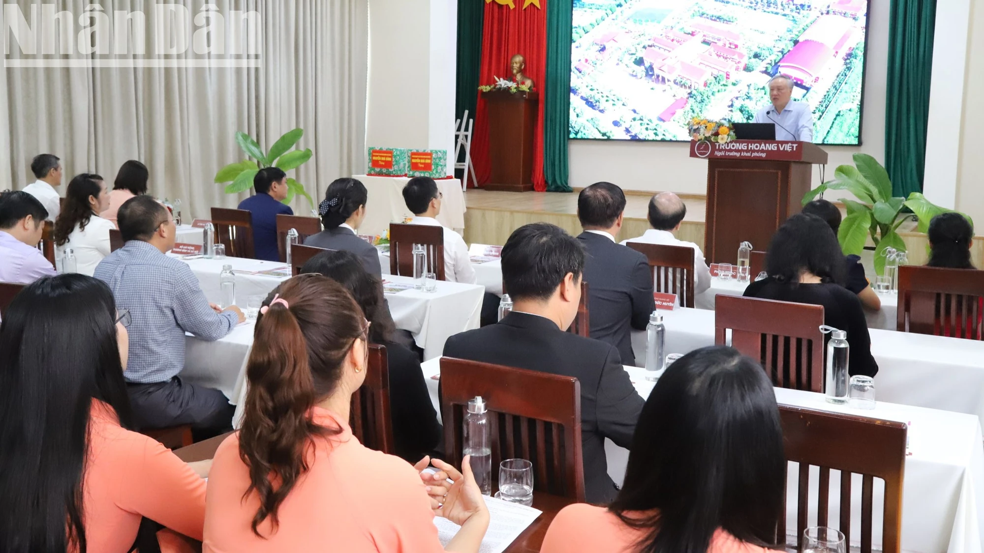 Phó Thủ tướng Thường trực Nguyễn Hòa Bình thăm ngôi trường có ba cấp học đầu tiên ở Tây Nguyên ảnh 7