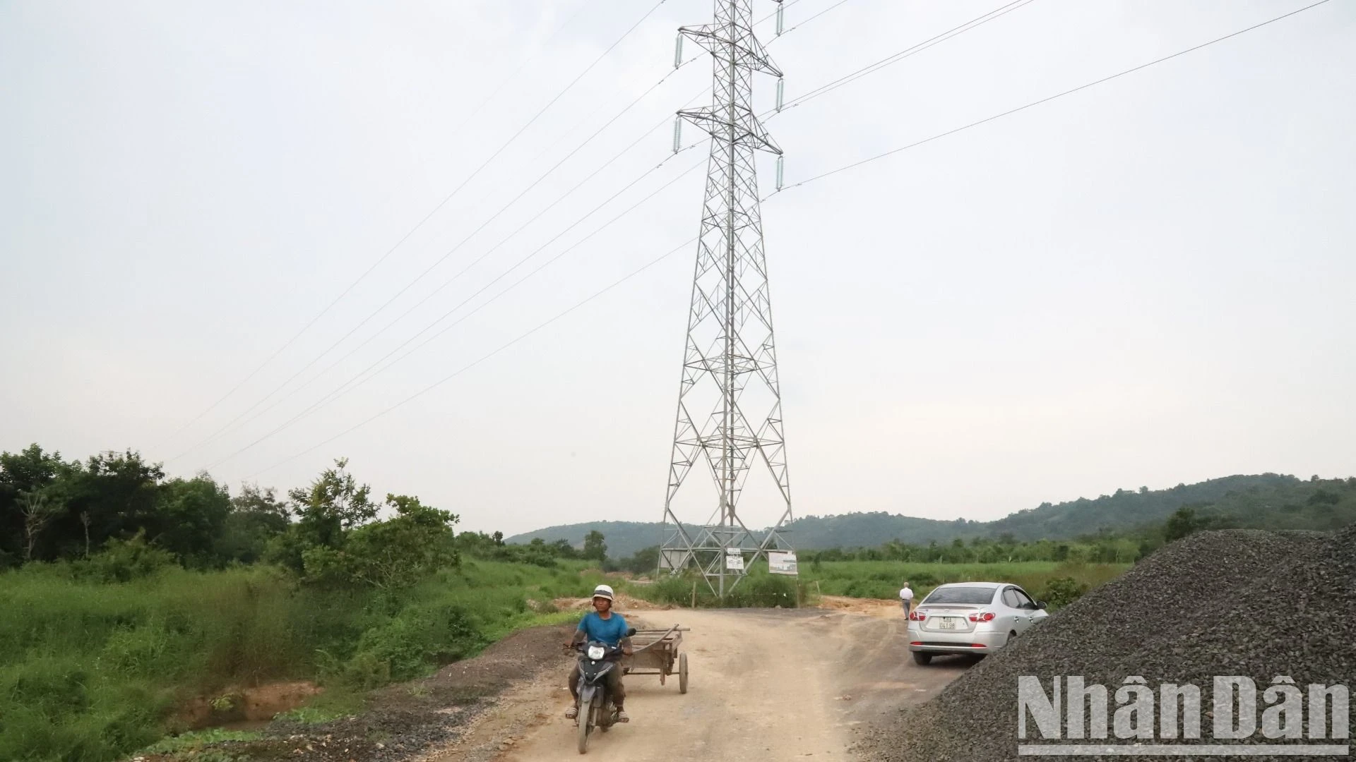 Trụ điện Trạm biến áp 220kV Krông Ana “mọc” giữa đường Hồ Chí Minh đoạn tránh phía đông thành phố Buôn Ma Thuột ảnh 5