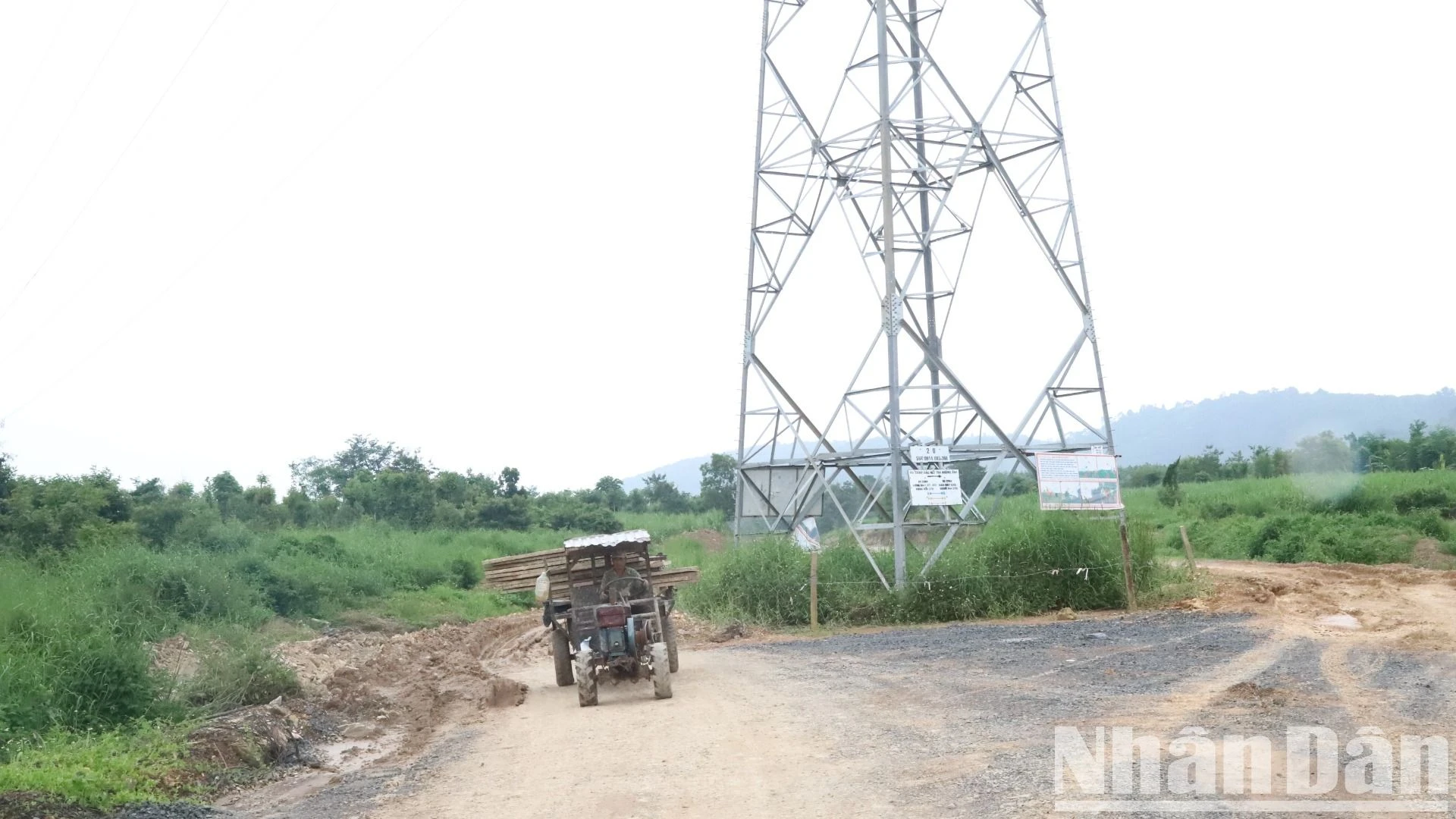 Trụ điện Trạm biến áp 220kV Krông Ana “mọc” giữa đường Hồ Chí Minh đoạn tránh phía đông thành phố Buôn Ma Thuột ảnh 6