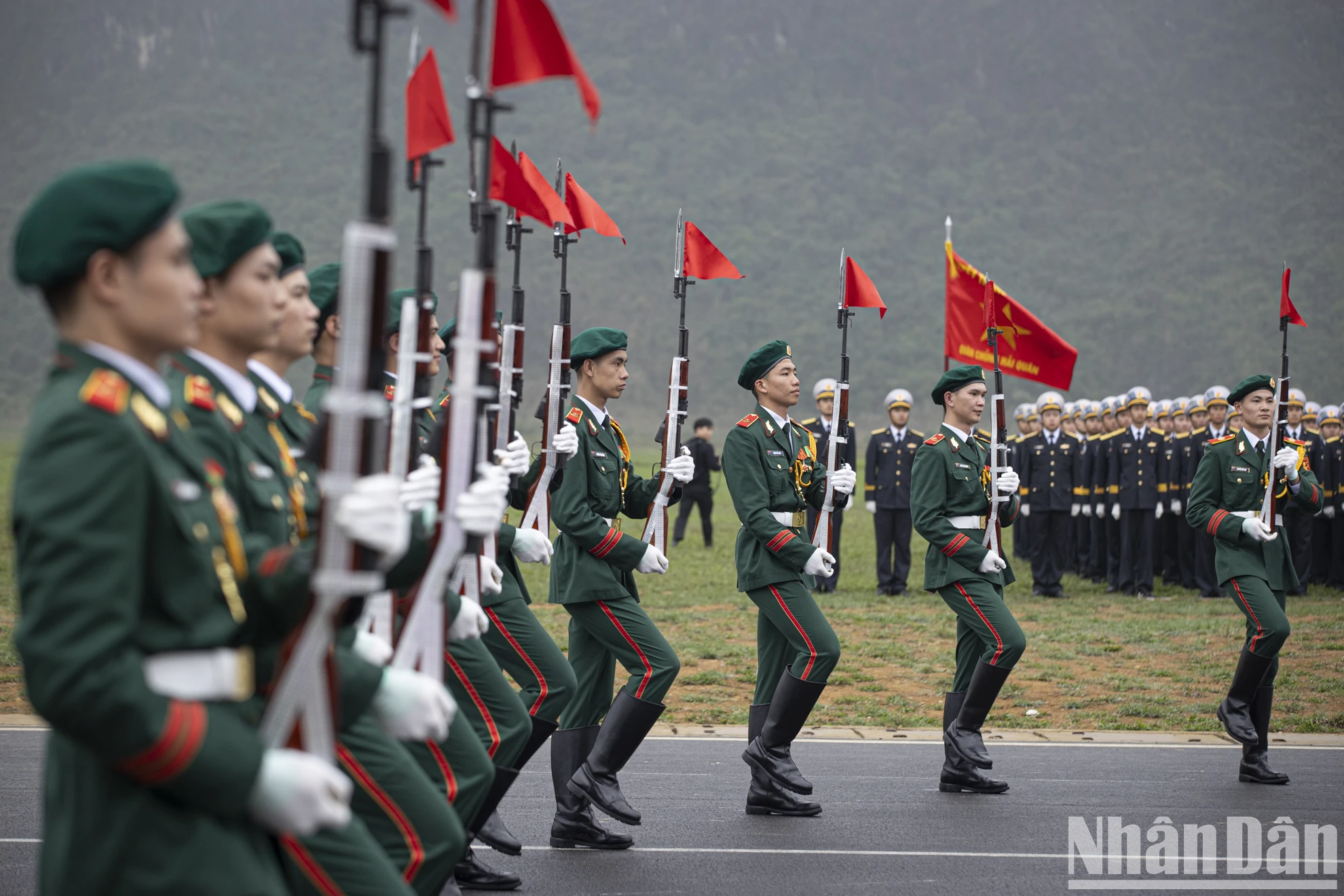 [Ảnh] Hợp luyện diễu binh, diễu hành kỷ niệm 50 năm Ngày Giải phóng miền nam, thống nhất đất nước ảnh 2