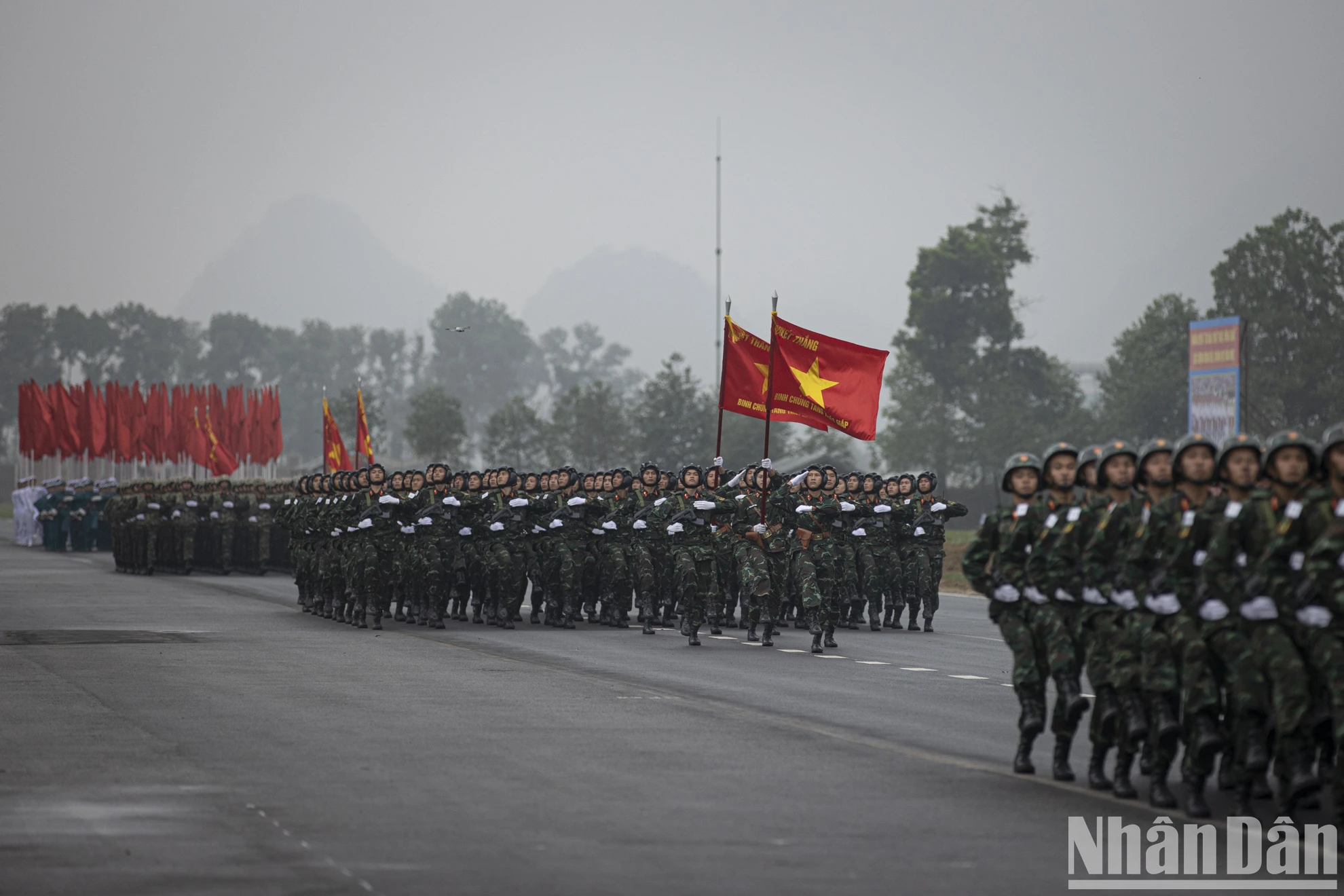 [Ảnh] Hợp luyện diễu binh, diễu hành kỷ niệm 50 năm Ngày Giải phóng miền nam, thống nhất đất nước ảnh 3