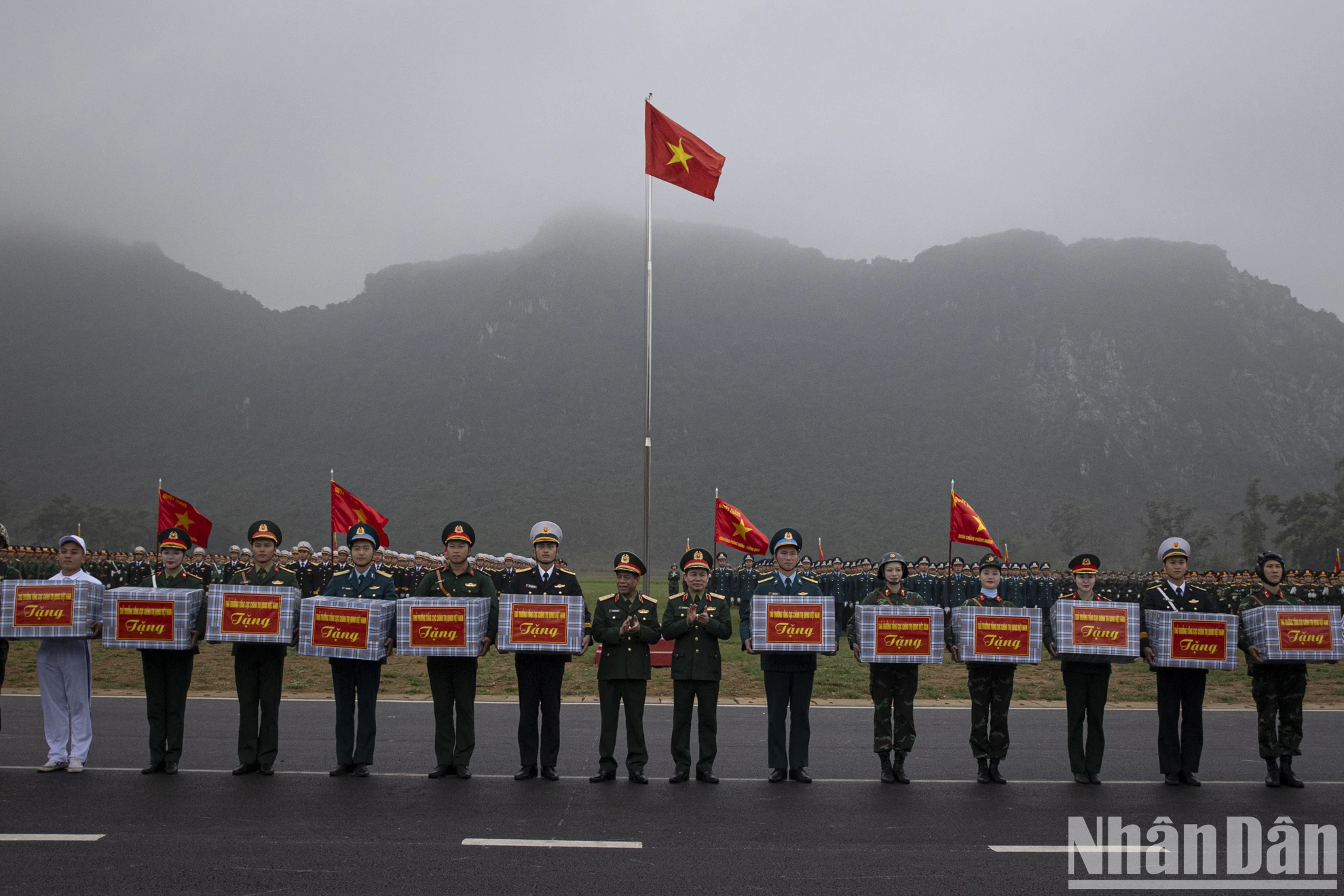 [Ảnh] Hợp luyện diễu binh, diễu hành kỷ niệm 50 năm Ngày Giải phóng miền nam, thống nhất đất nước ảnh 11