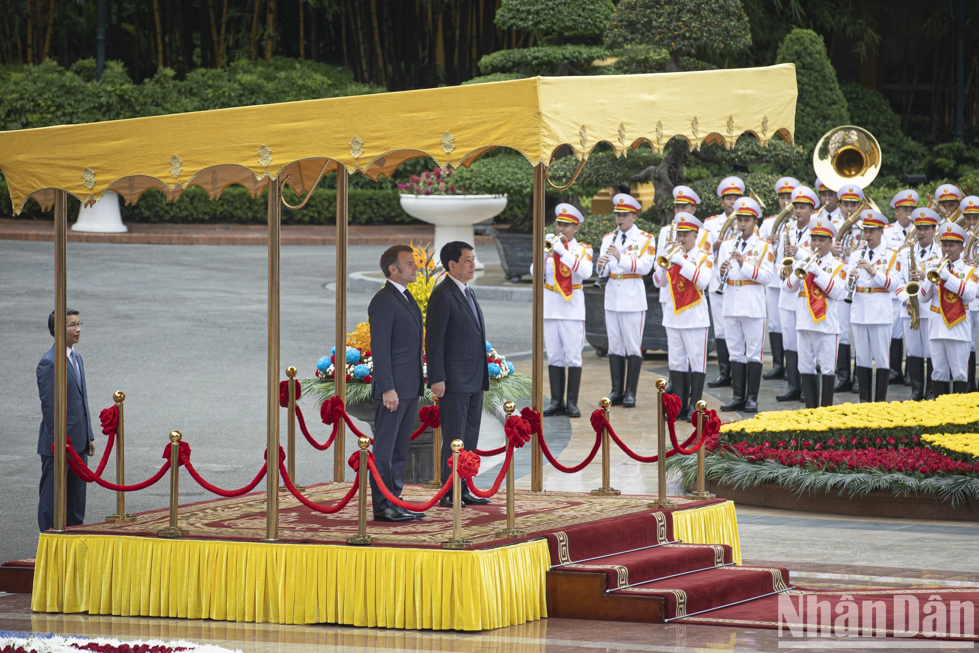 [Ảnh] Lễ đón chính thức Tổng thống Pháp Emmanuel Macron và Phu nhân thăm cấp Nhà nước tới Việt Nam ảnh 3