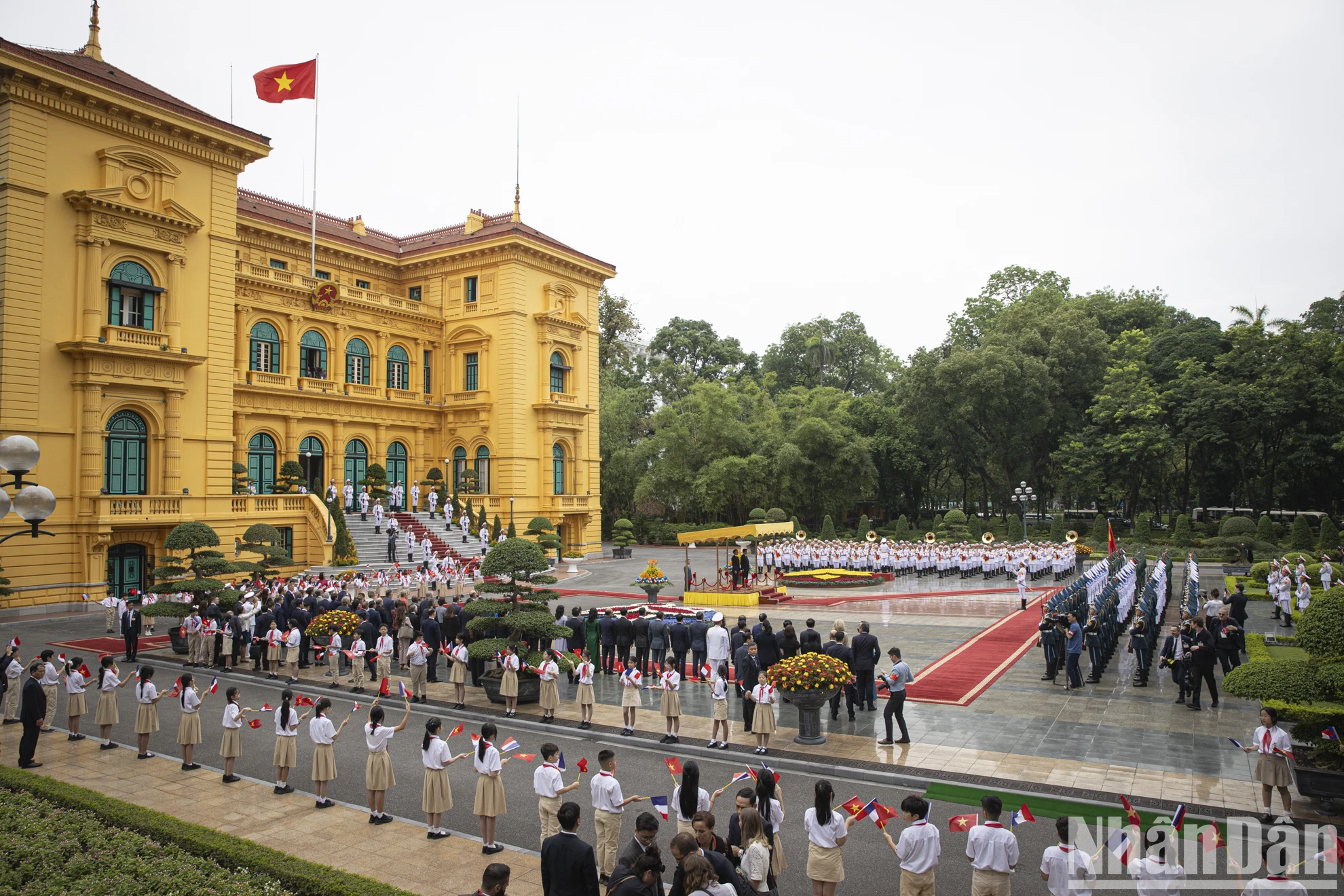 [Ảnh] Lễ đón chính thức Tổng thống Pháp Emmanuel Macron và Phu nhân thăm cấp Nhà nước tới Việt Nam ảnh 4