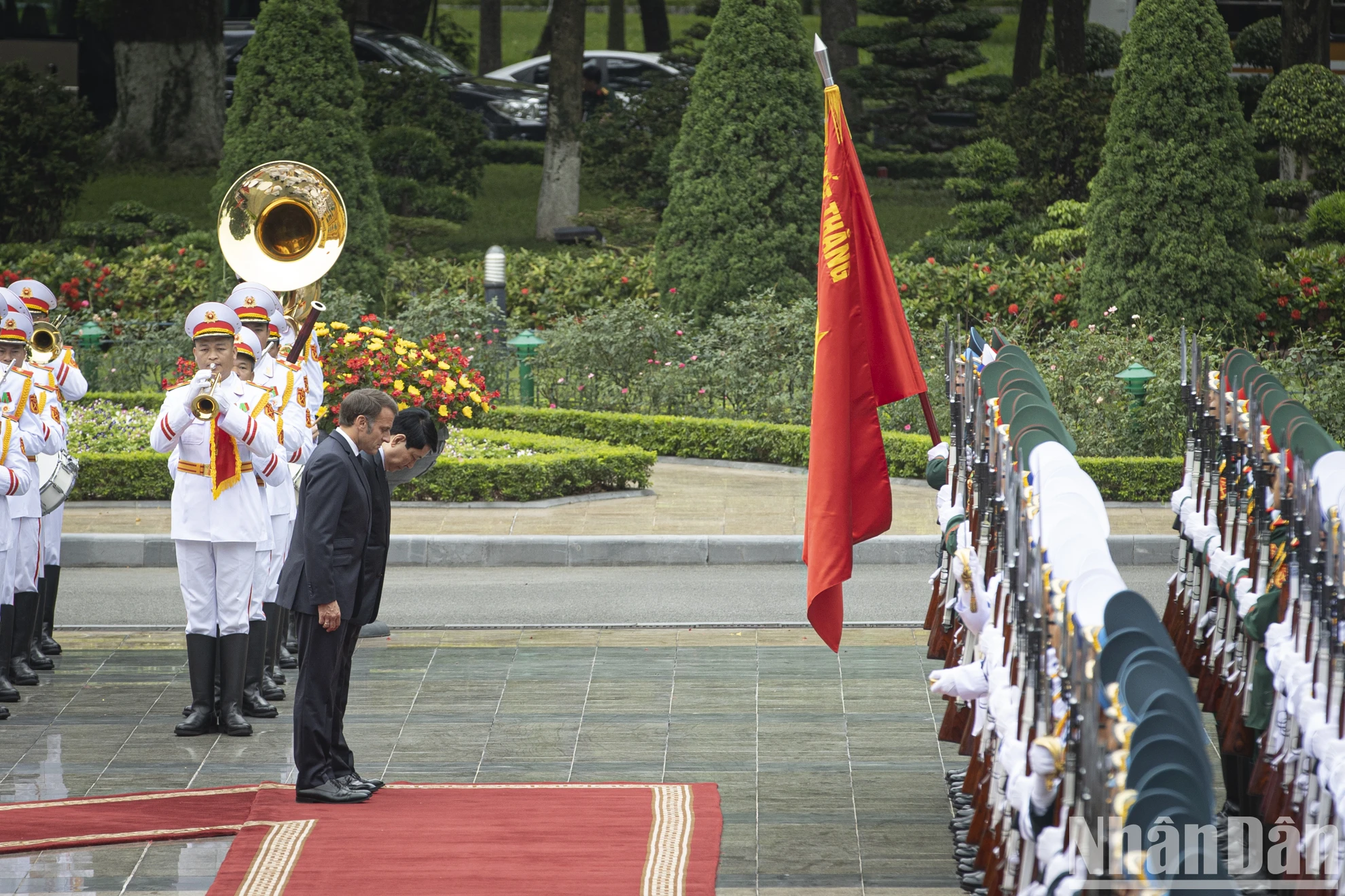 [Ảnh] Lễ đón chính thức Tổng thống Pháp Emmanuel Macron và Phu nhân thăm cấp Nhà nước tới Việt Nam ảnh 5