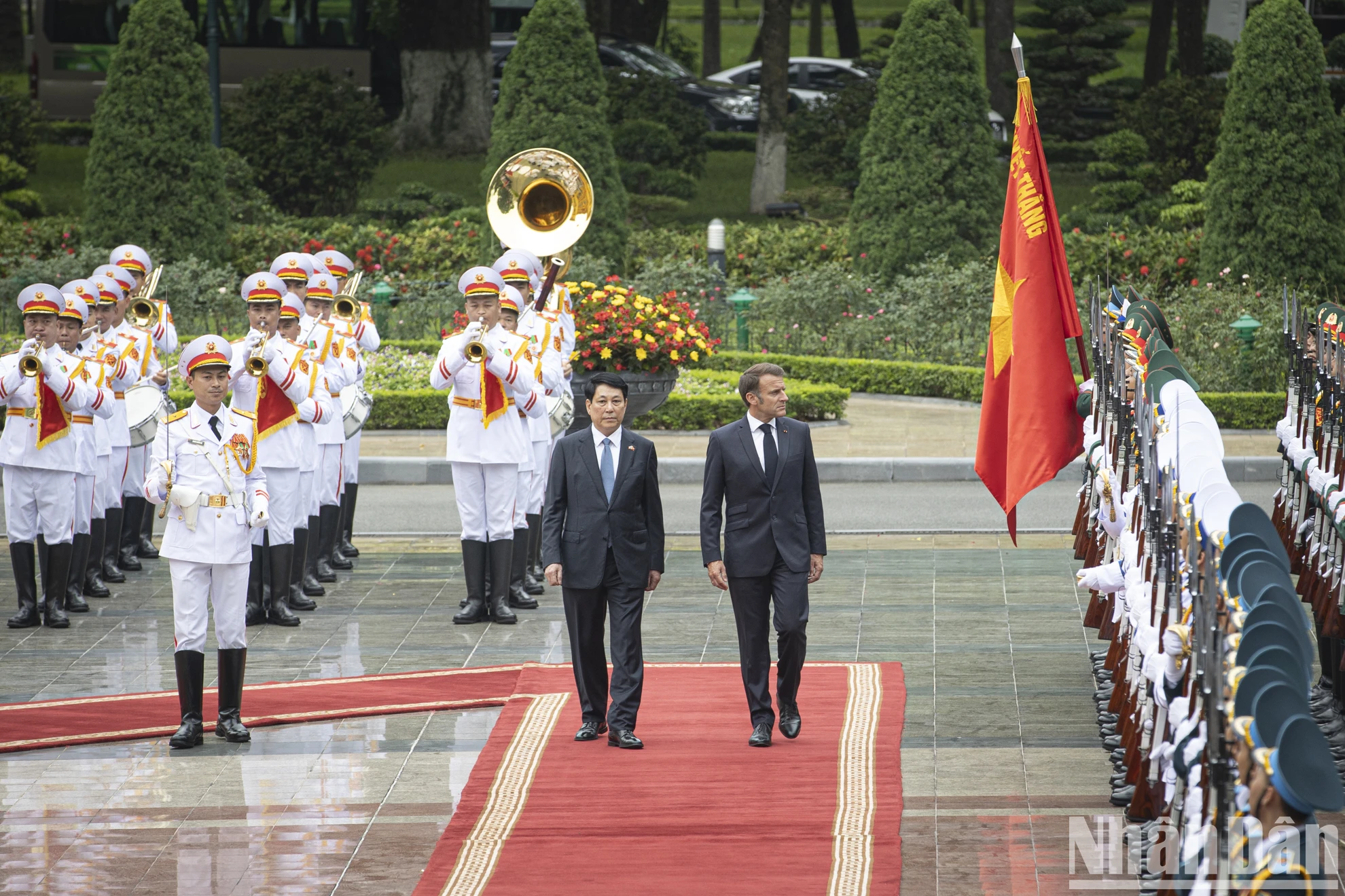 [Ảnh] Lễ đón chính thức Tổng thống Pháp Emmanuel Macron và Phu nhân thăm cấp Nhà nước tới Việt Nam ảnh 6