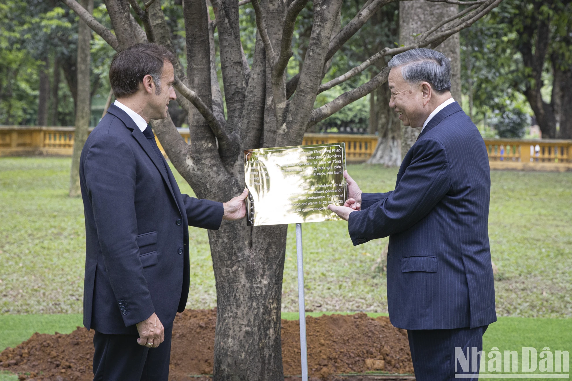 [Ảnh] Tổng Bí thư Tô Lâm và Tổng thống Pháp Emmanuel Macron thăm Khu di tích Chủ tịch Hồ Chí Minh ảnh 1