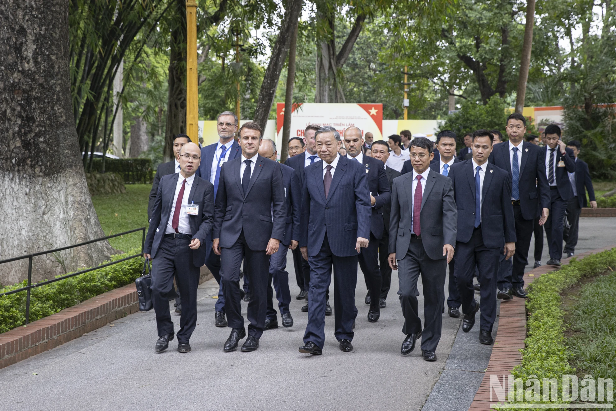 [Ảnh] Tổng Bí thư Tô Lâm và Tổng thống Pháp Emmanuel Macron thăm Khu di tích Chủ tịch Hồ Chí Minh ảnh 2