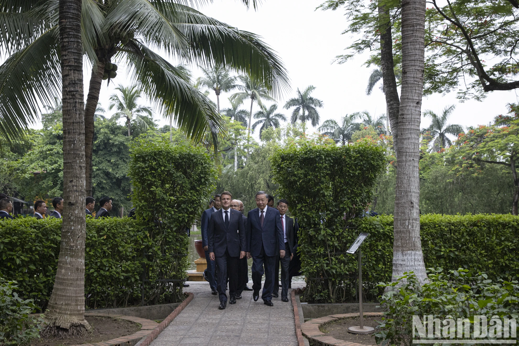 [Ảnh] Tổng Bí thư Tô Lâm và Tổng thống Pháp Emmanuel Macron thăm Khu di tích Chủ tịch Hồ Chí Minh ảnh 3