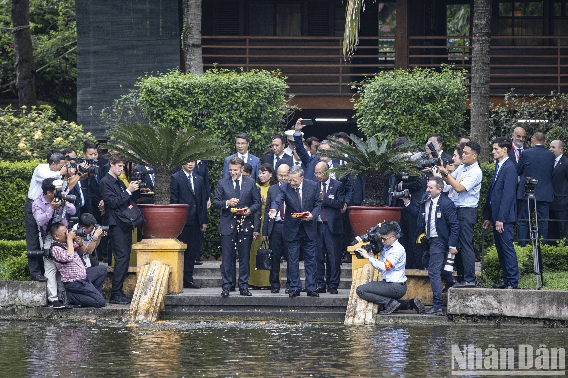 [Ảnh] Tổng Bí thư Tô Lâm và Tổng thống Pháp Emmanuel Macron thăm Khu di tích Chủ tịch Hồ Chí Minh ảnh 5
