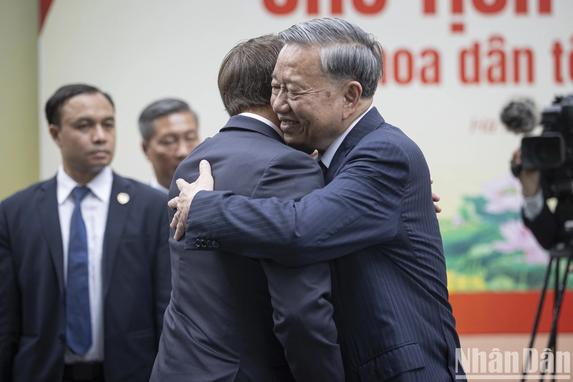 [Ảnh] Tổng Bí thư Tô Lâm và Tổng thống Pháp Emmanuel Macron thăm Khu di tích Chủ tịch Hồ Chí Minh ảnh 6