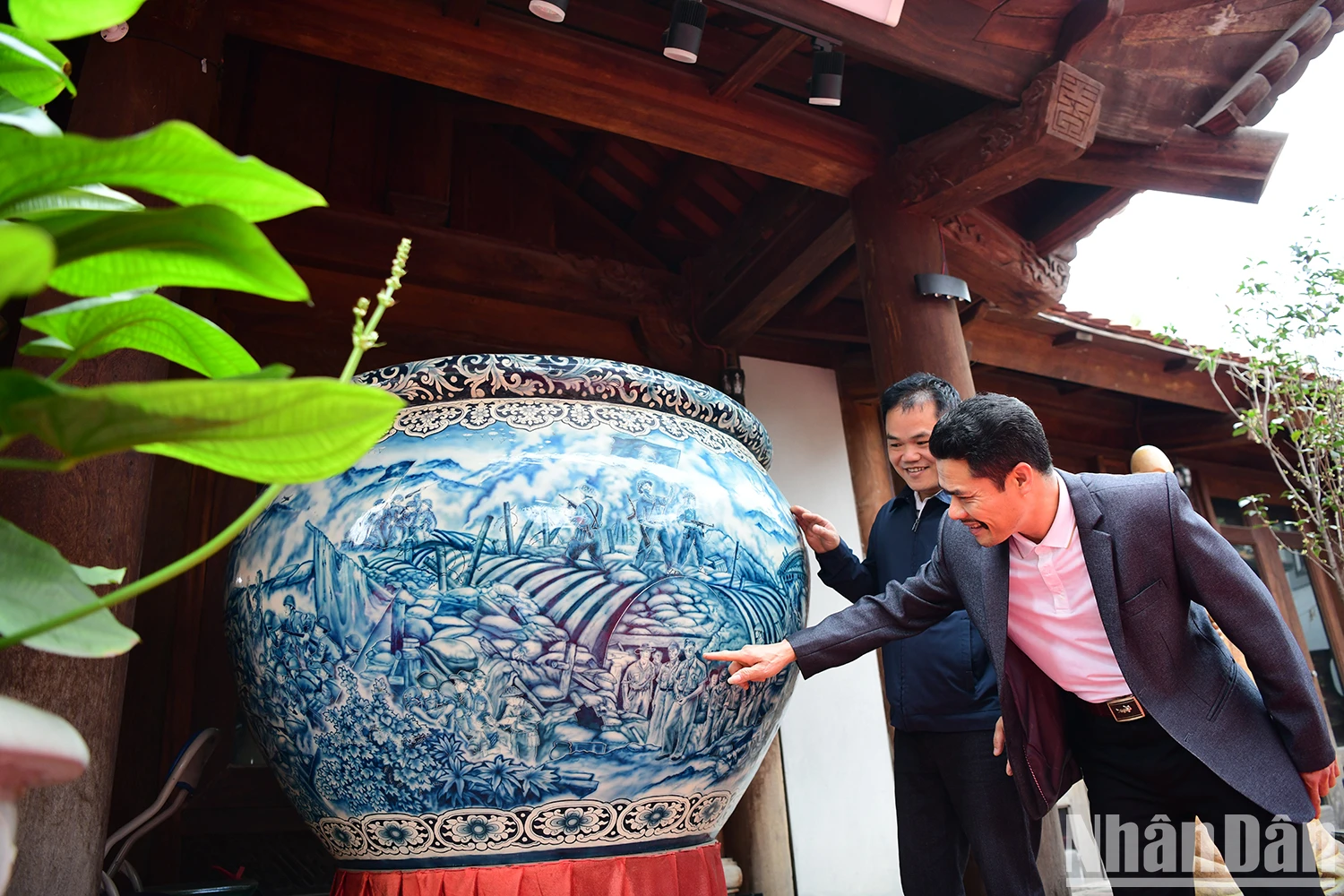 https://image.nhandan.vn/w2000/Uploaded/2025/buimsbhvsricbu/2025_03_17/ndo_br_1b-1500-gom-kim-lan-2087-435.jpg.webp