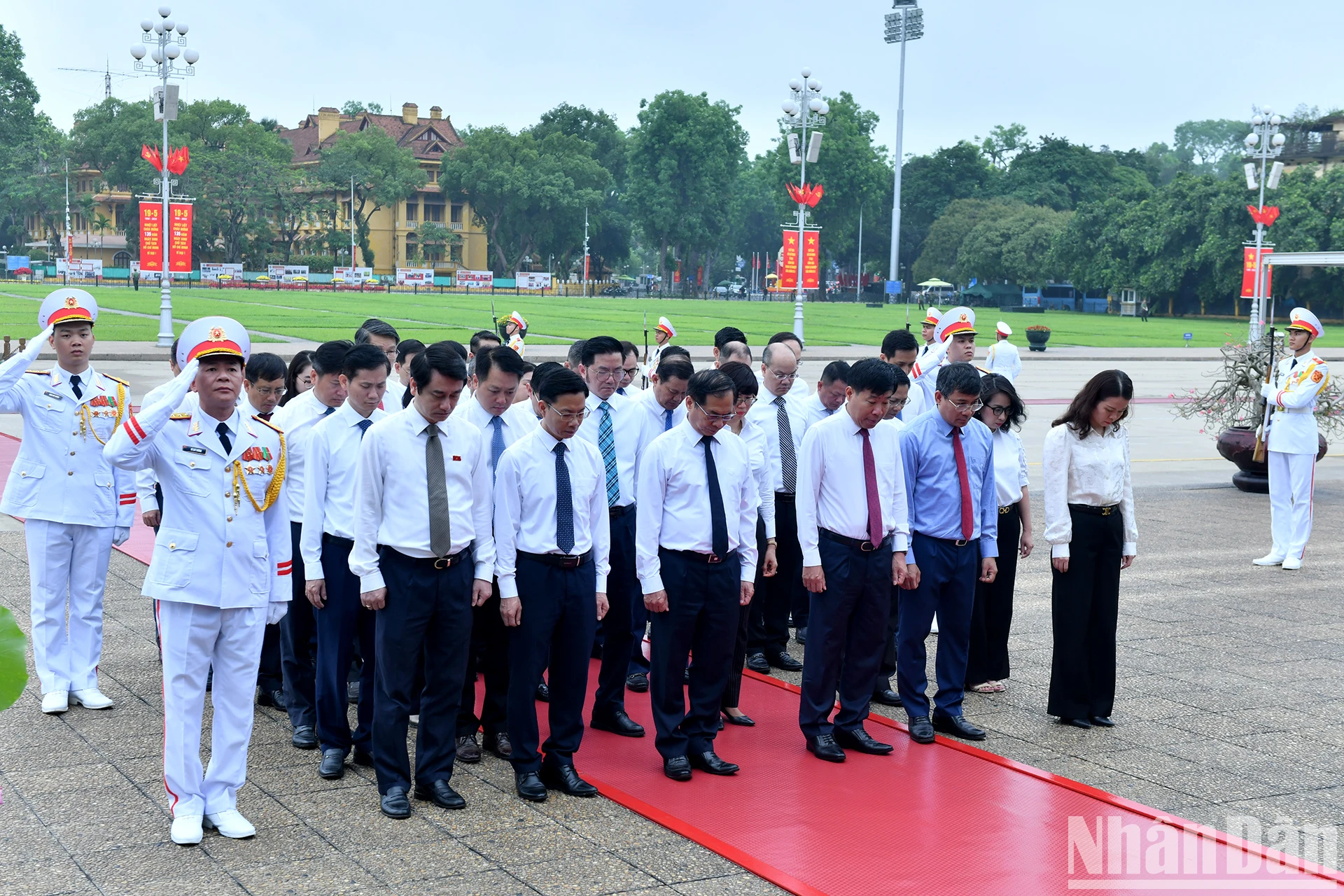 [Ảnh] Các đồng chí lãnh đạo Đảng, Nhà nước vào Lăng viếng Chủ tịch Hồ Chí Minh ảnh 12