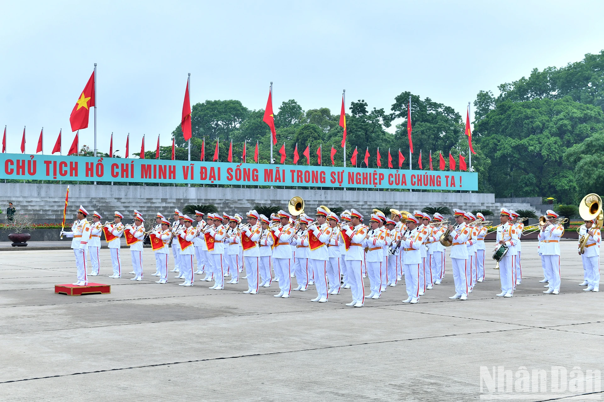 [Ảnh] Các đồng chí lãnh đạo Đảng, Nhà nước vào Lăng viếng Chủ tịch Hồ Chí Minh ảnh 13