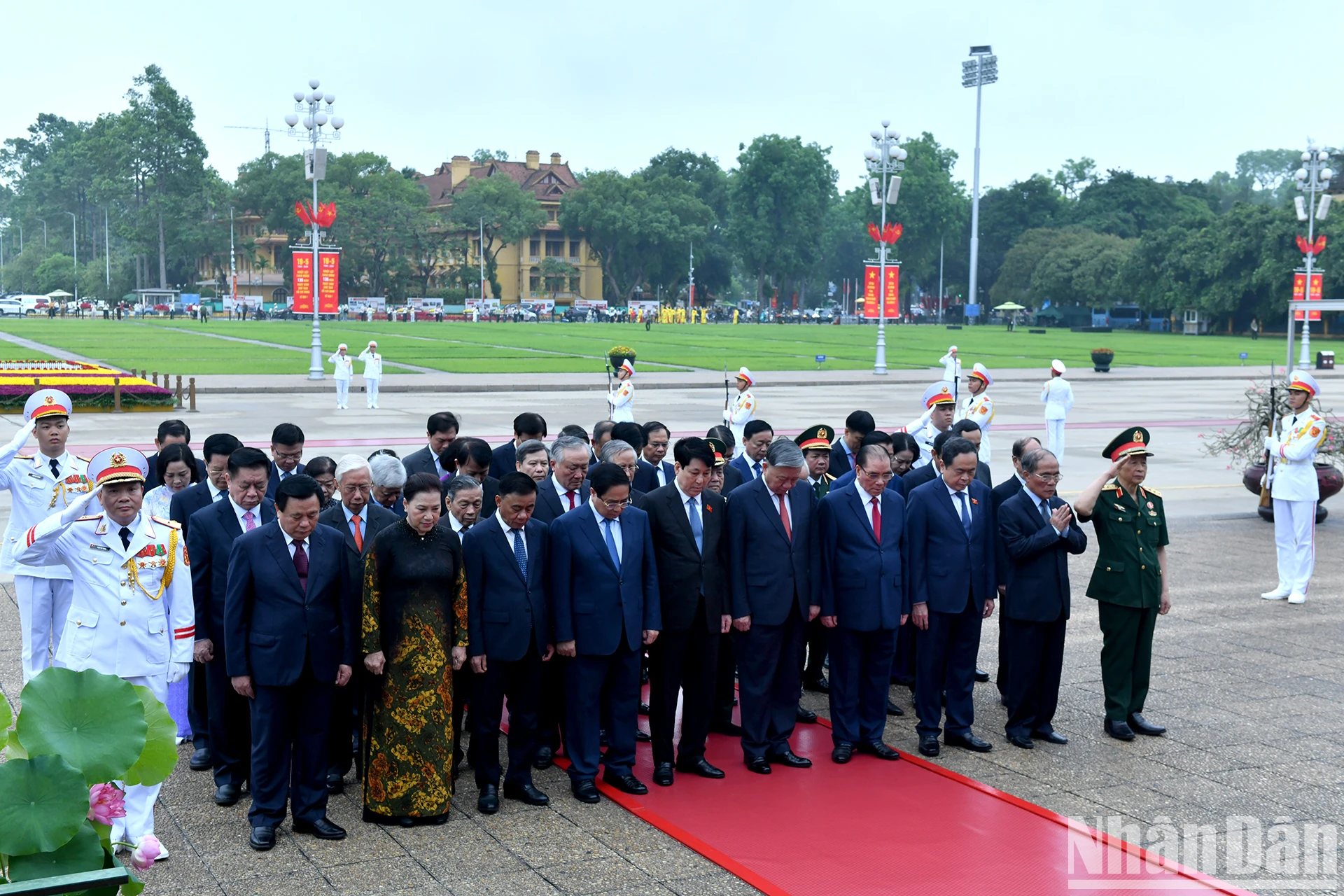 [Ảnh] Các đồng chí lãnh đạo Đảng, Nhà nước vào Lăng viếng Chủ tịch Hồ Chí Minh ảnh 3