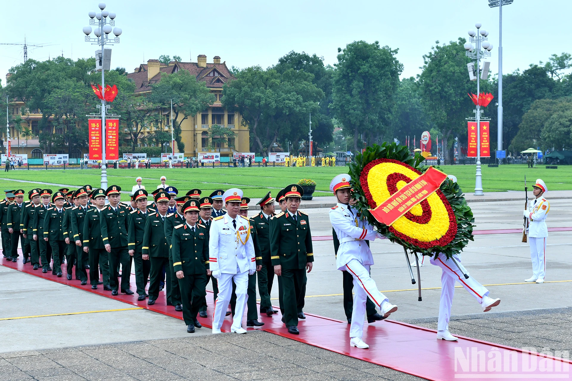 [Ảnh] Các đồng chí lãnh đạo Đảng, Nhà nước vào Lăng viếng Chủ tịch Hồ Chí Minh ảnh 5