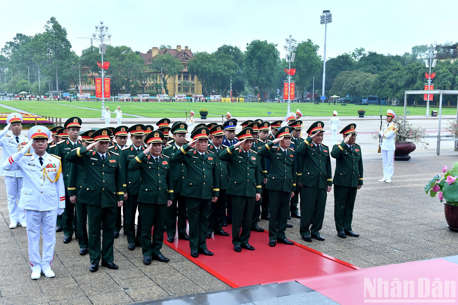 [Ảnh] Các đồng chí lãnh đạo Đảng, Nhà nước vào Lăng viếng Chủ tịch Hồ Chí Minh ảnh 6