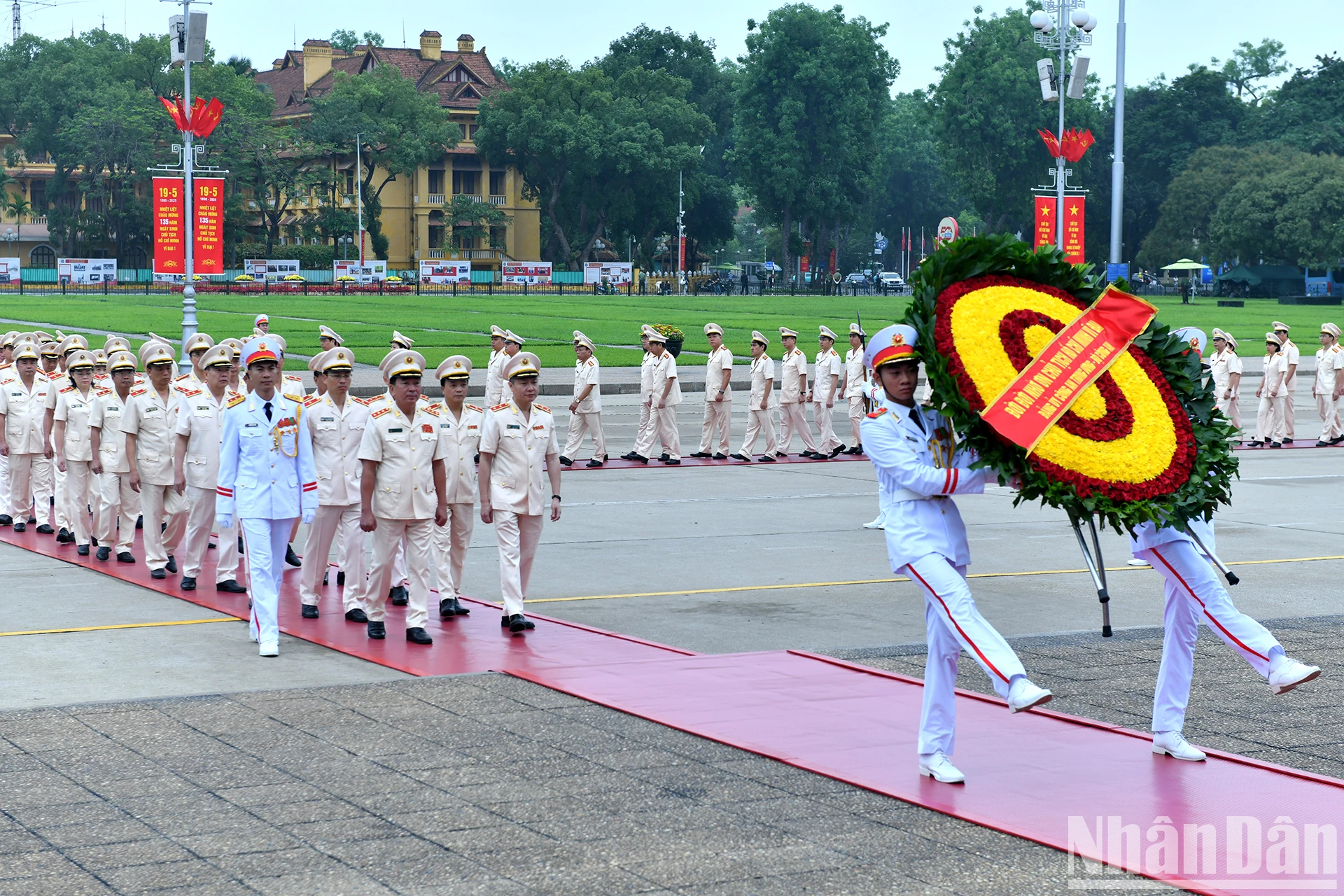 [Ảnh] Các đồng chí lãnh đạo Đảng, Nhà nước vào Lăng viếng Chủ tịch Hồ Chí Minh ảnh 7