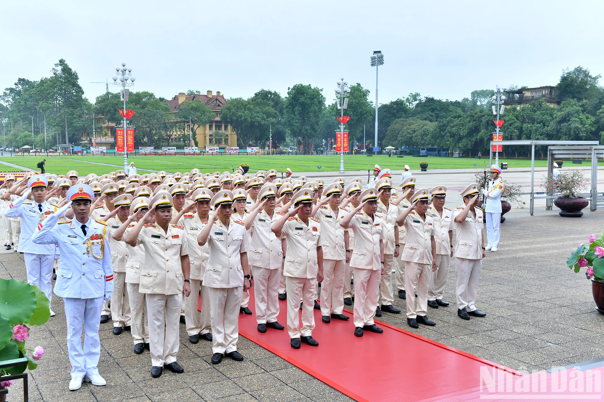 [Ảnh] Các đồng chí lãnh đạo Đảng, Nhà nước vào Lăng viếng Chủ tịch Hồ Chí Minh ảnh 8
