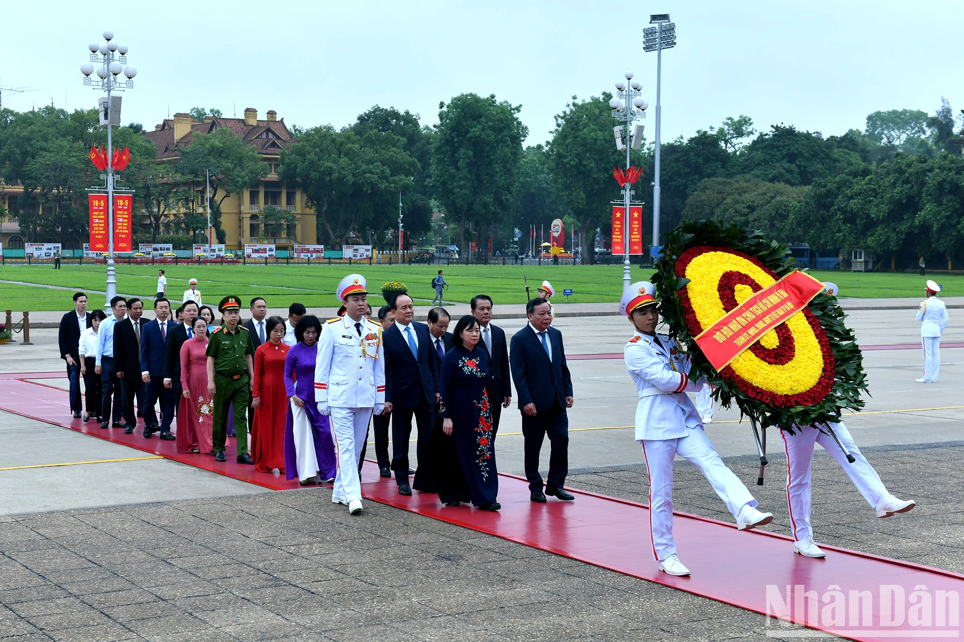 [Ảnh] Các đồng chí lãnh đạo Đảng, Nhà nước vào Lăng viếng Chủ tịch Hồ Chí Minh ảnh 9
