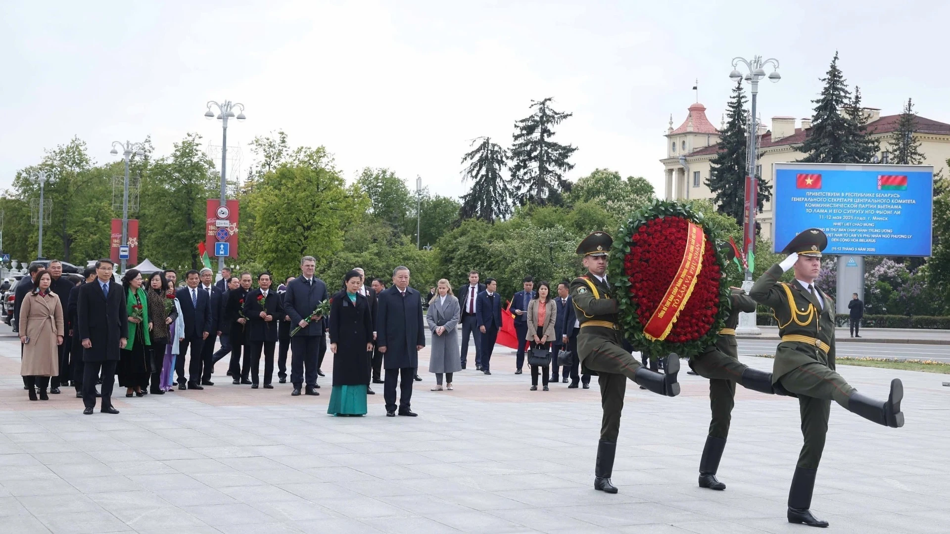 [Ảnh] Tổng Bí thư Tô Lâm đặt hoa tại Tượng đài Chiến thắng ở Thủ đô của Belarus ảnh 1