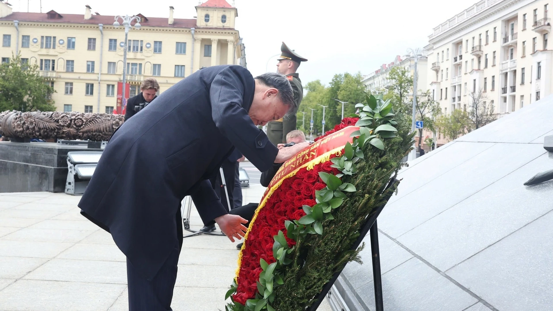 [Ảnh] Tổng Bí thư Tô Lâm đặt hoa tại Tượng đài Chiến thắng ở Thủ đô của Belarus ảnh 2