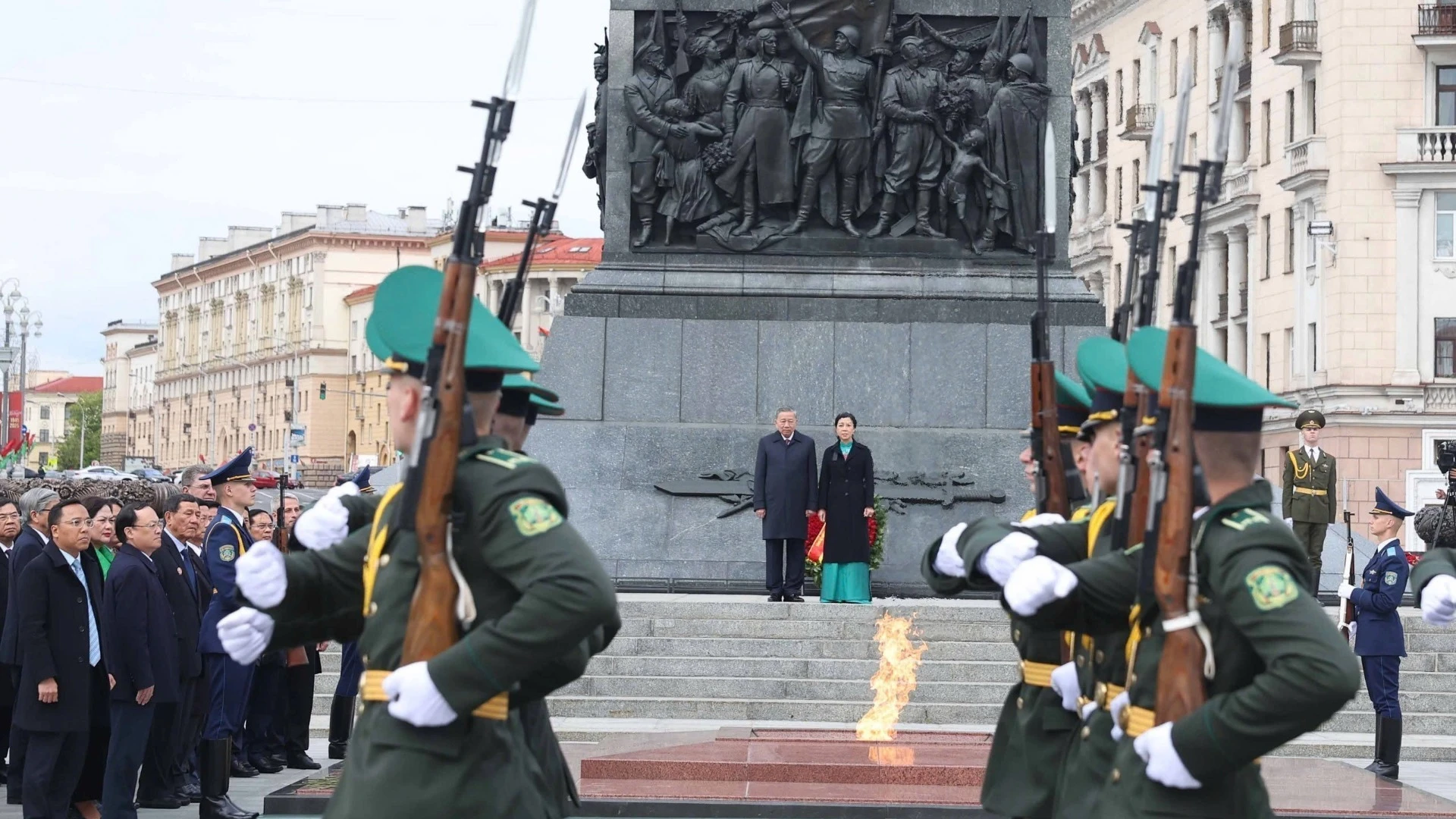 [Ảnh] Tổng Bí thư Tô Lâm đặt hoa tại Tượng đài Chiến thắng ở Thủ đô của Belarus ảnh 4