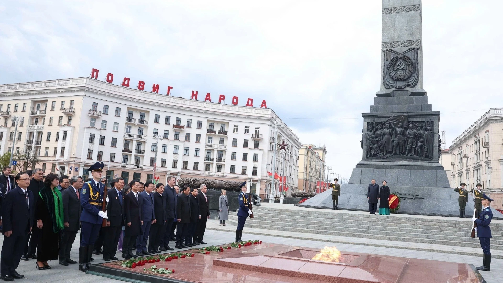 [Ảnh] Tổng Bí thư Tô Lâm đặt hoa tại Tượng đài Chiến thắng ở Thủ đô của Belarus ảnh 5