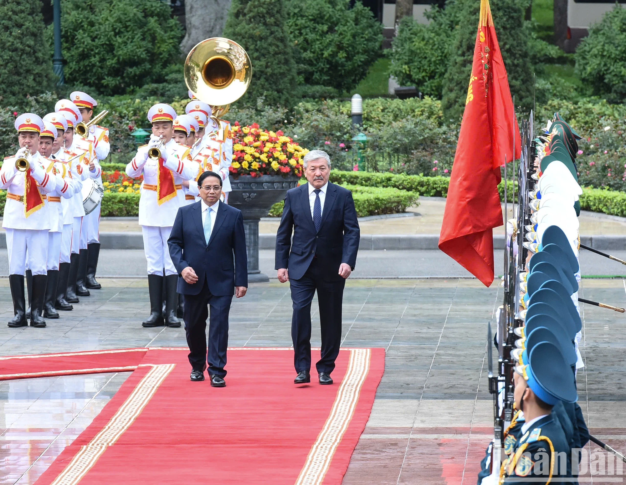 [Ảnh] Lễ đón Thủ tướng Kyrgyzstan Adylbek Kasimalyev ảnh 4