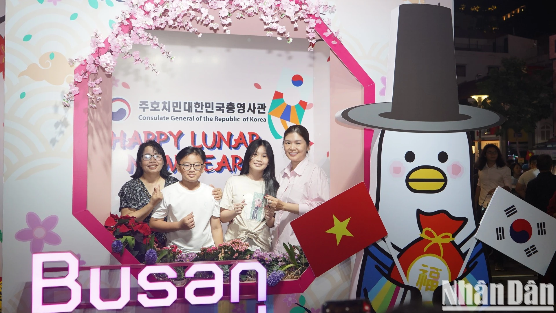 [Ảnh] Đông đảo người dân tham quan đường hoa Nguyễn Huệ Tết Ất Tỵ 2025 ảnh 8