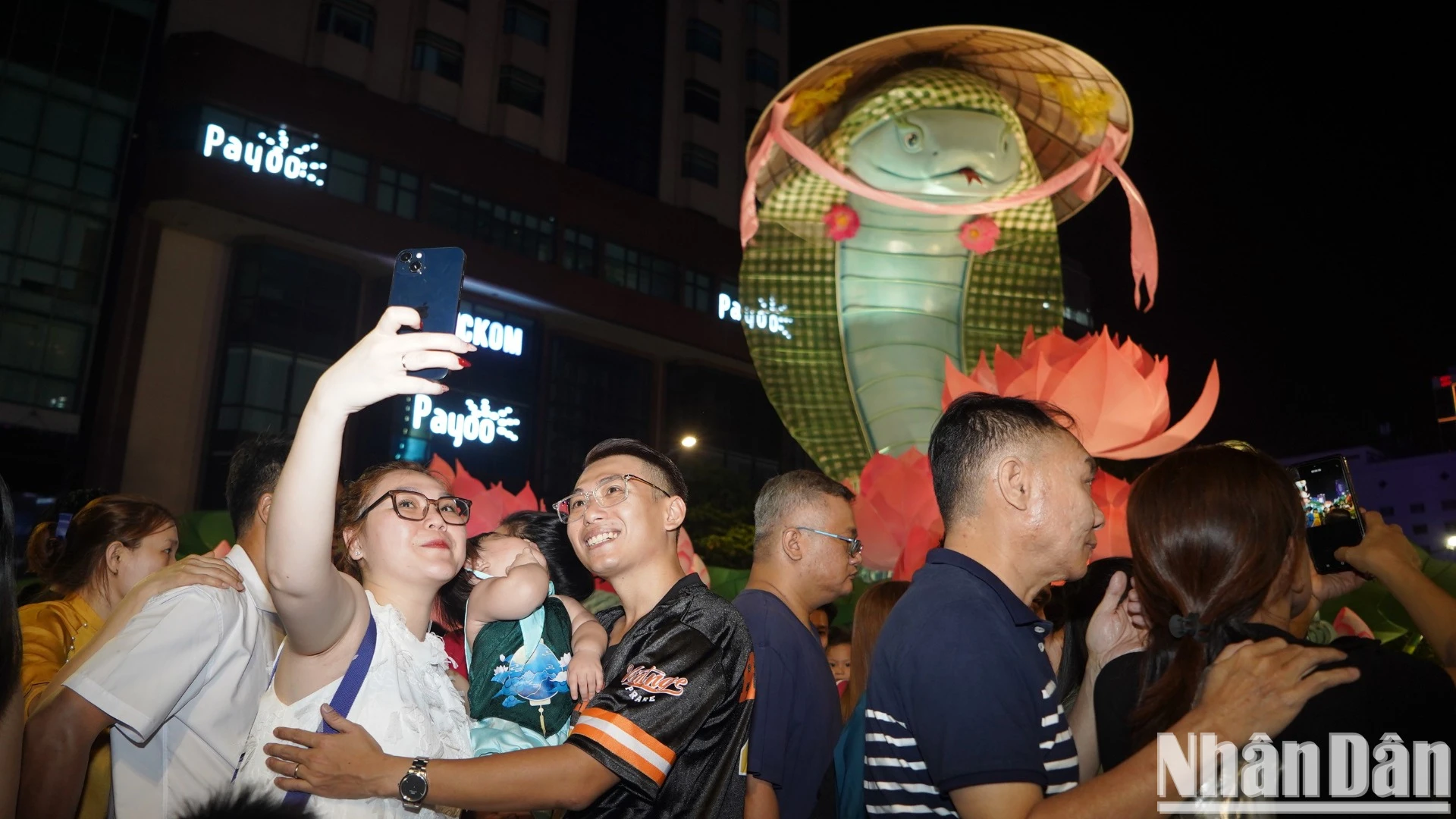 [Ảnh] Đông đảo người dân tham quan đường hoa Nguyễn Huệ Tết Ất Tỵ 2025 ảnh 2