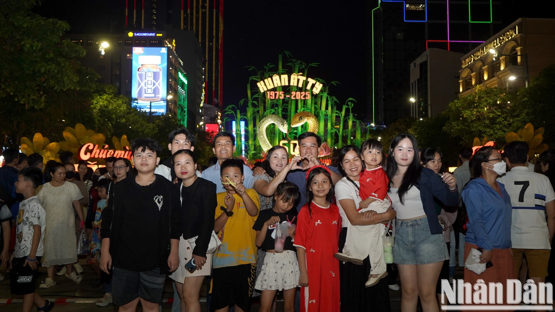 [Ảnh] Đông đảo người dân tham quan đường hoa Nguyễn Huệ Tết Ất Tỵ 2025 ảnh 7