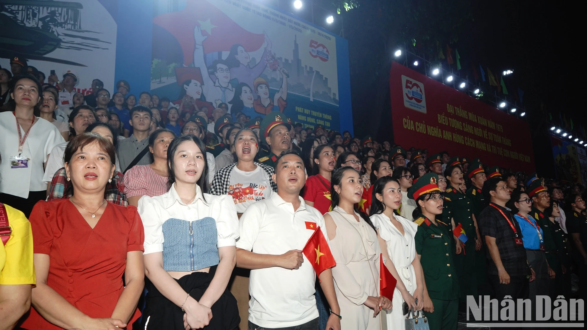 [Ảnh] Thành phố Hồ Chí Minh: Hàng nghìn người xem buổi tổng hợp luyện diễu binh lần thứ hai ảnh 10