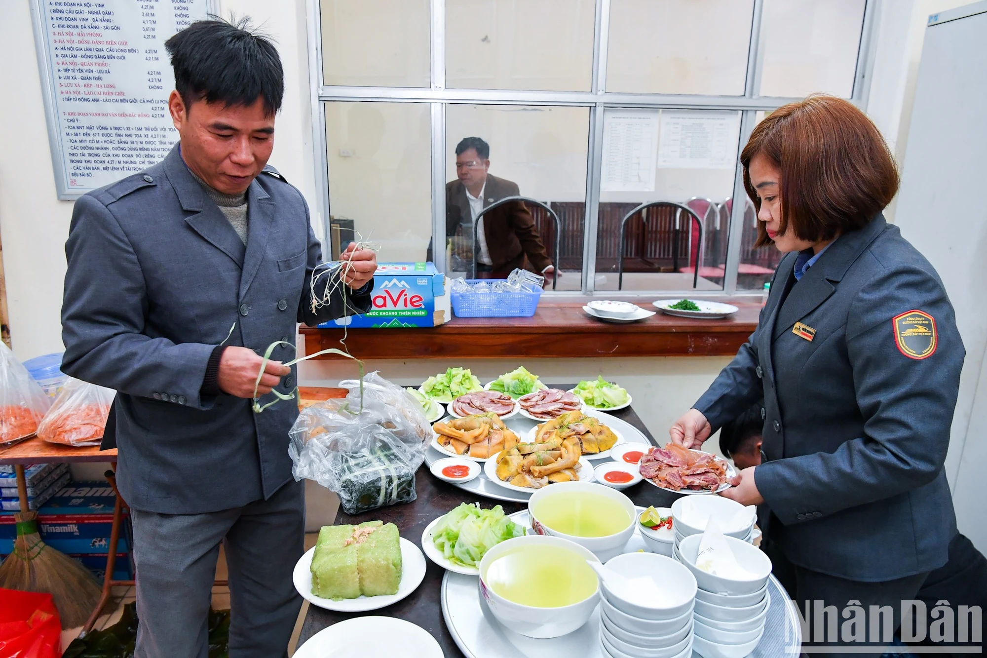 Ca trực Tết ấm áp của những công nhân ngành đường sắt ảnh 2