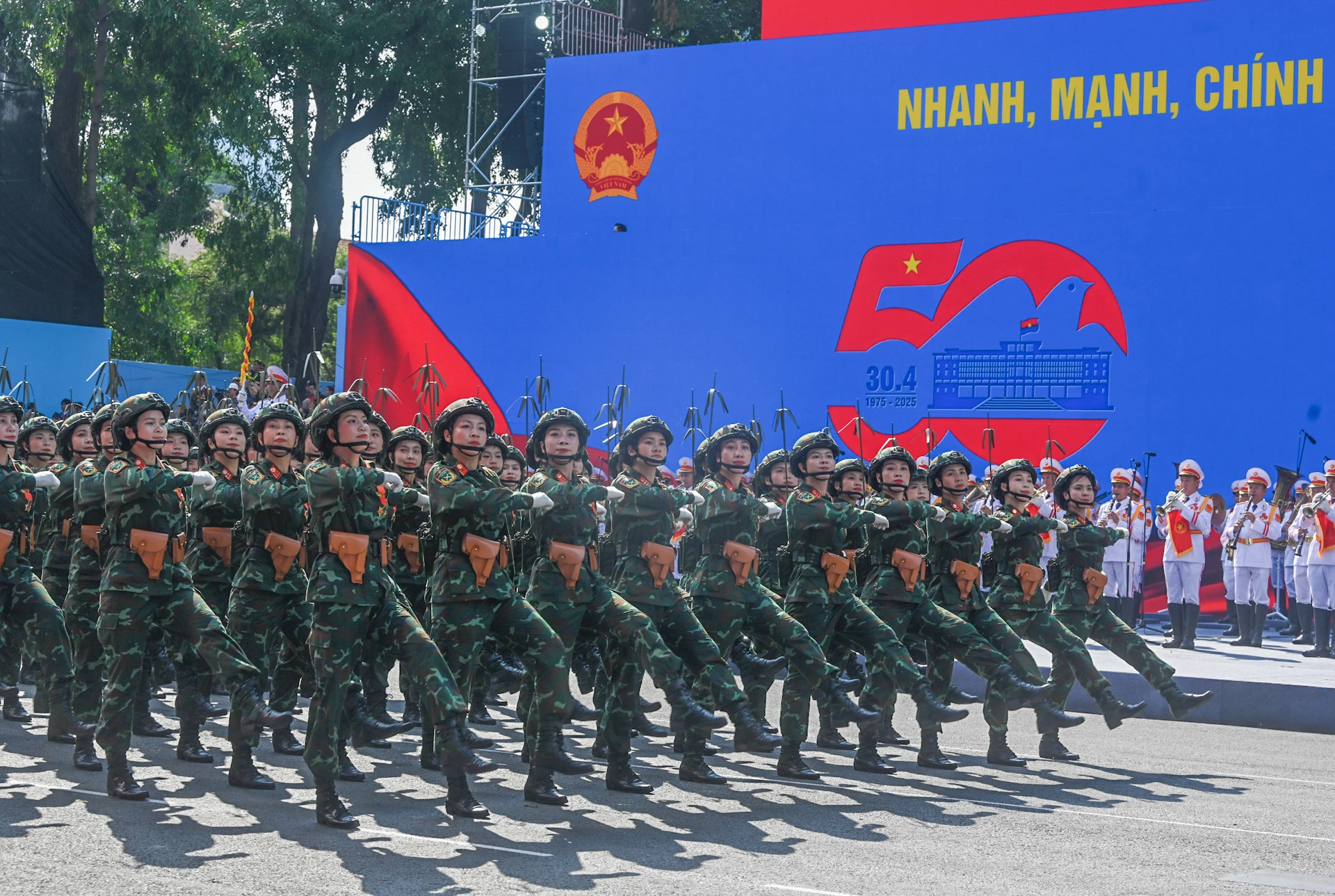 [Ảnh] Toàn cảnh lễ diễu binh, diễu hành kỷ niệm 50 năm Giải phóng miền nam, thống nhất đất nước ảnh 24