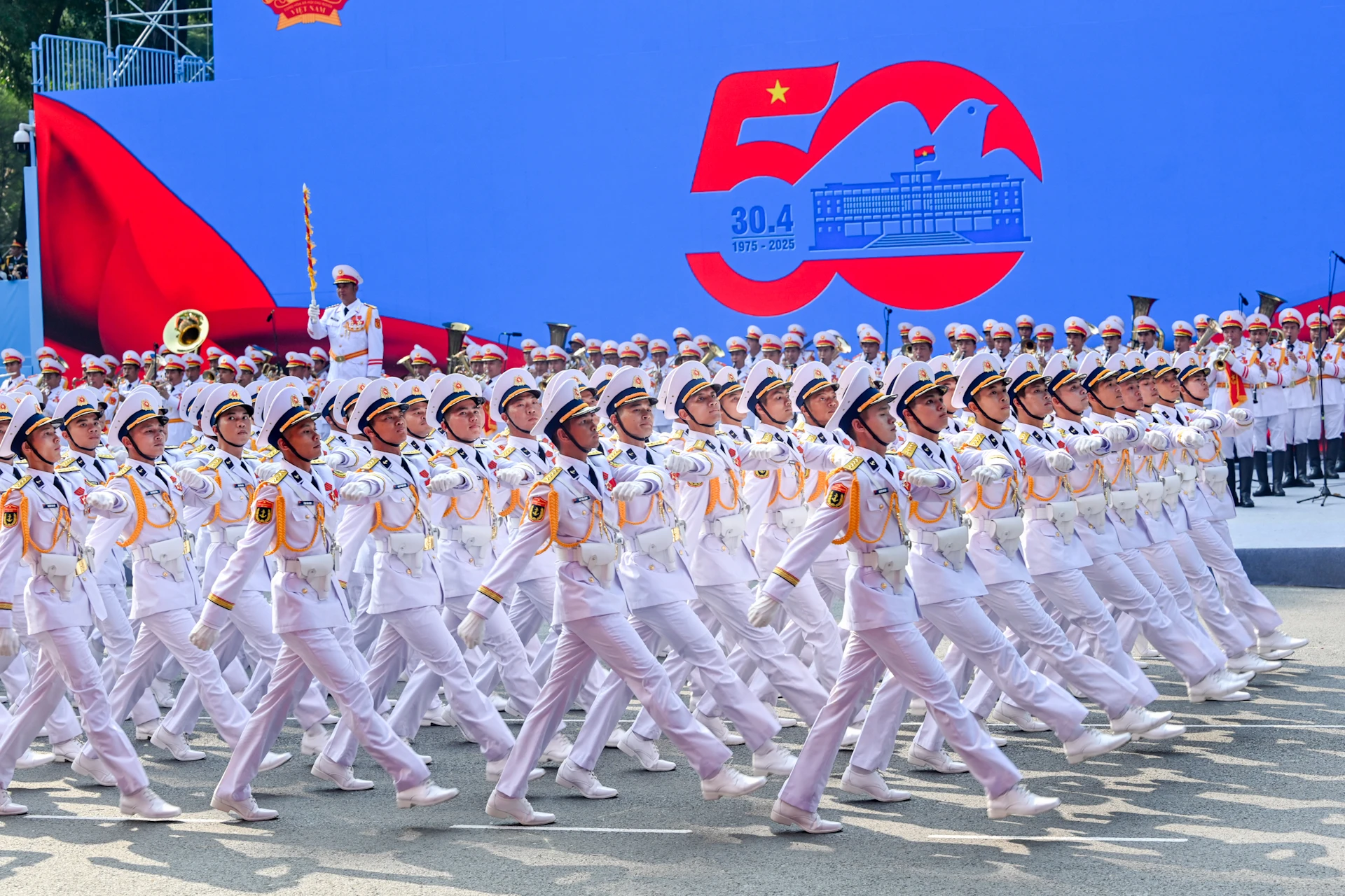 [Ảnh] Toàn cảnh lễ diễu binh, diễu hành kỷ niệm 50 năm Giải phóng miền nam, thống nhất đất nước ảnh 16