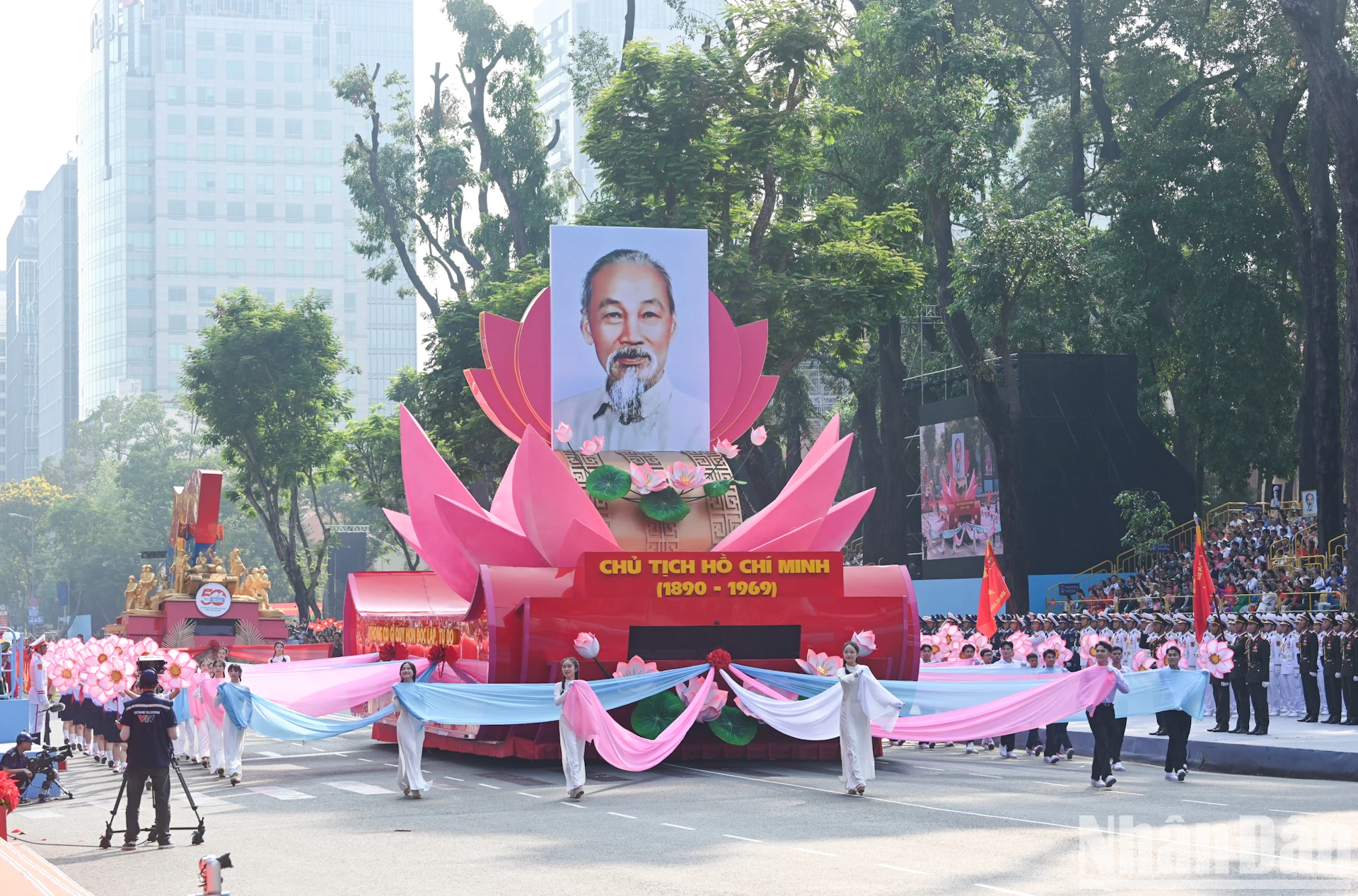 [Ảnh] Toàn cảnh lễ diễu binh, diễu hành kỷ niệm 50 năm Giải phóng miền nam, thống nhất đất nước ảnh 11
