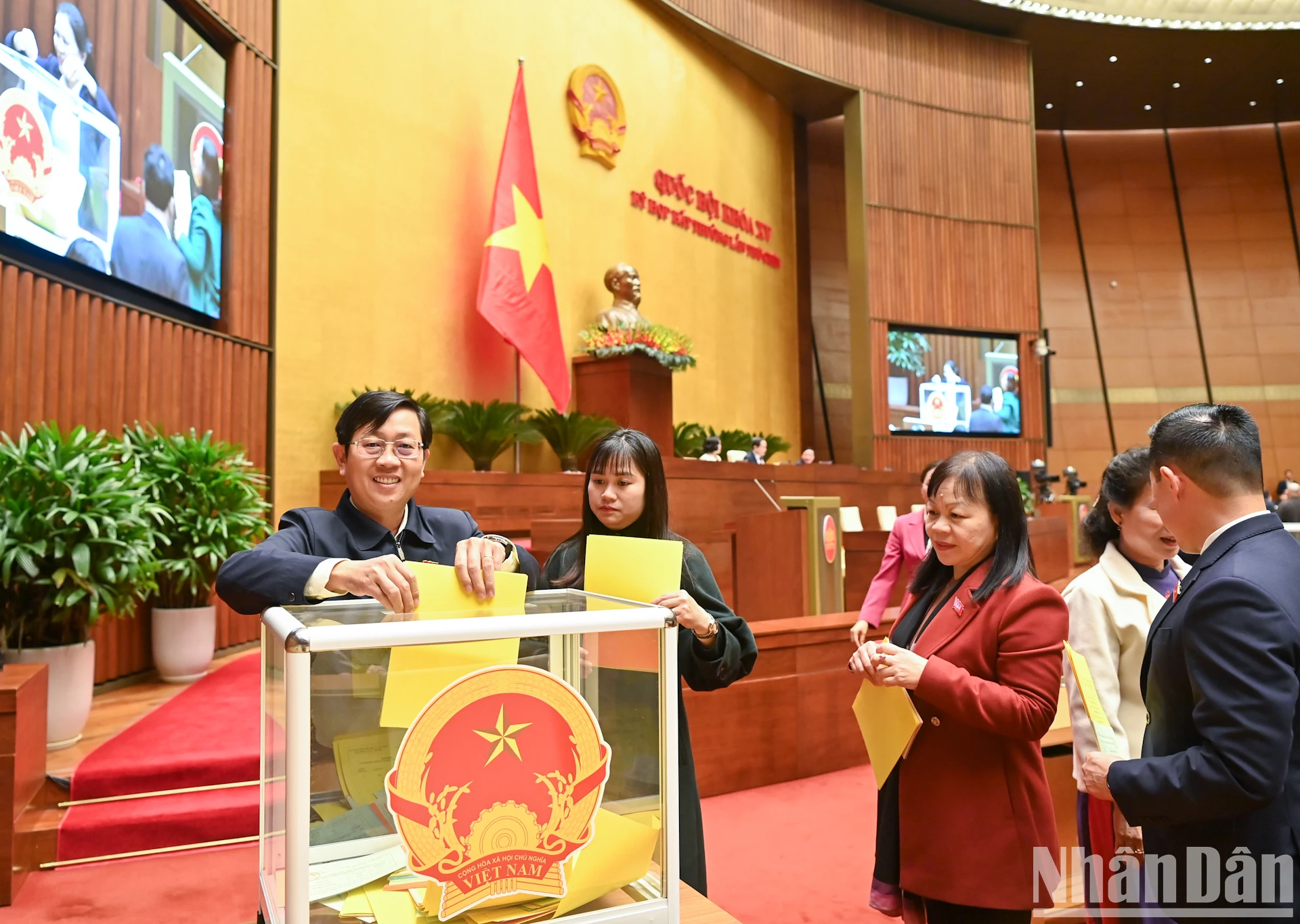 [Ảnh] Quốc hội bầu Phó Chủ tịch Quốc hội, phê chuẩn bổ nhiệm Phó Thủ tướng Chính phủ ảnh 6