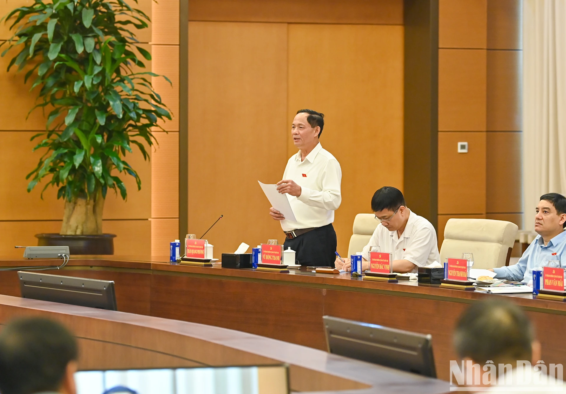 [Ảnh] Chủ tịch Quốc hội Trần Thanh Mẫn chủ trì phiên họp Tiểu ban Văn kiện Đại hội đại biểu Đảng bộ Quốc hội lần thứ nhất ảnh 9