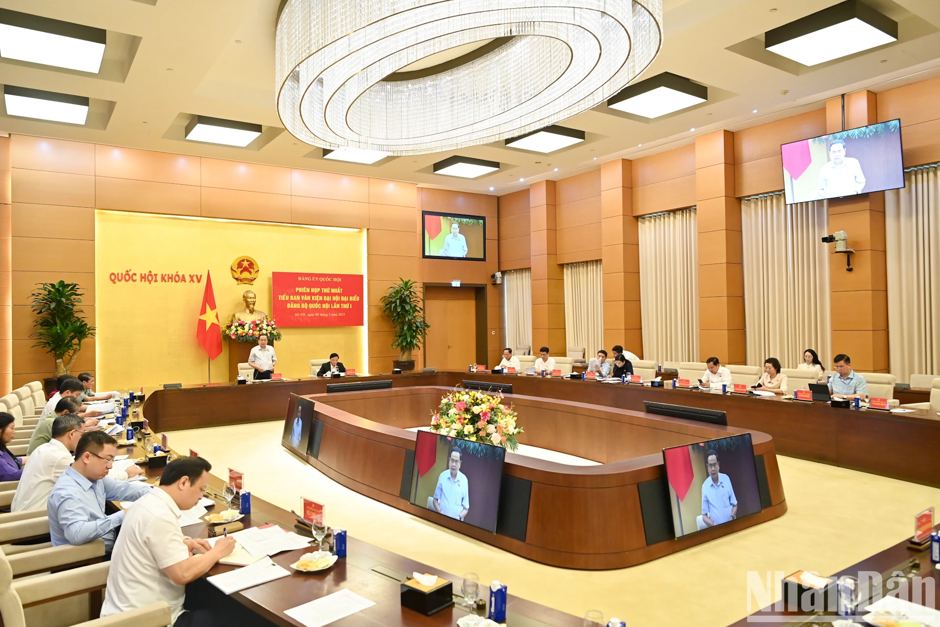 [Ảnh] Chủ tịch Quốc hội Trần Thanh Mẫn chủ trì phiên họp Tiểu ban Văn kiện Đại hội đại biểu Đảng bộ Quốc hội lần thứ nhất ảnh 1