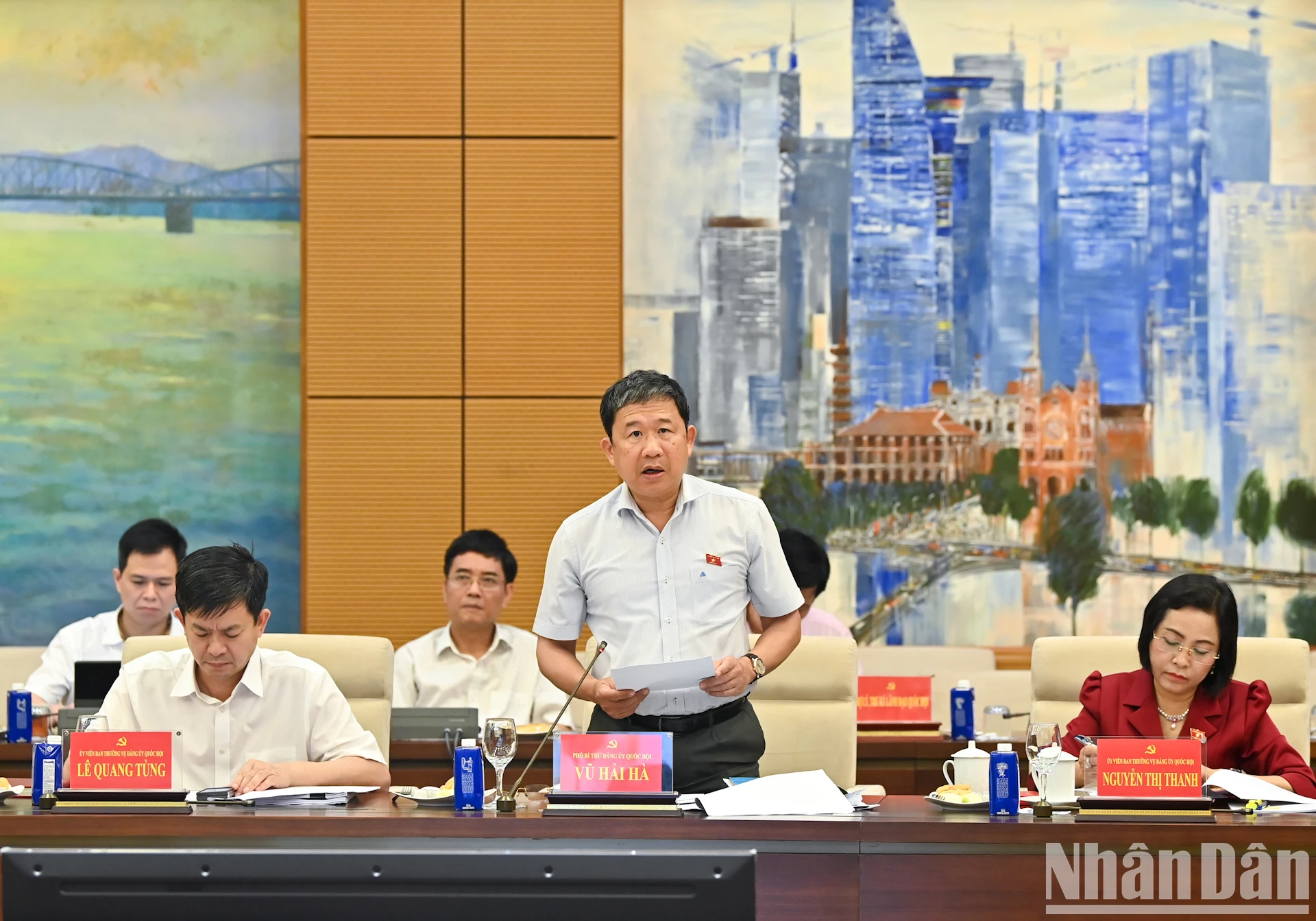 [Ảnh] Chủ tịch Quốc hội Trần Thanh Mẫn chủ trì phiên họp Tiểu ban Văn kiện Đại hội đại biểu Đảng bộ Quốc hội lần thứ nhất ảnh 6