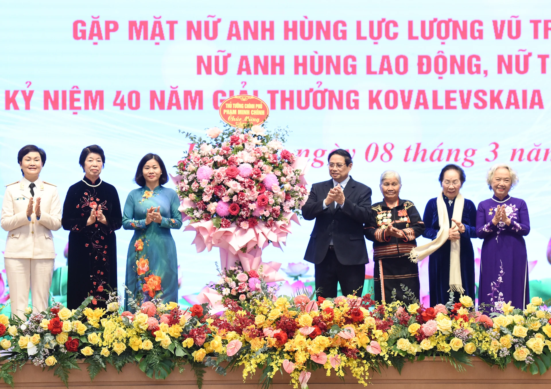 [Ảnh] Thủ tướng Phạm Minh Chính gặp mặt nữ Anh hùng, nhà khoa học nhận giải Giải thưởng Kovalevskaia ảnh 8