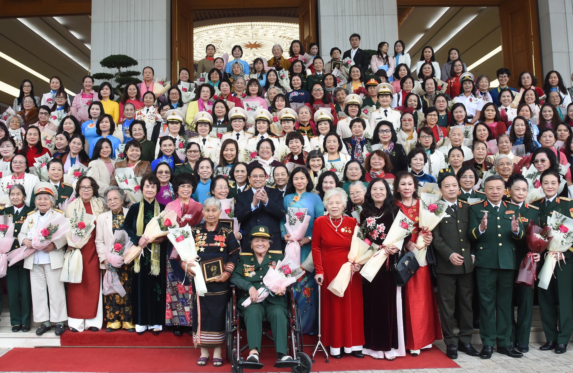 [Ảnh] Thủ tướng Phạm Minh Chính gặp mặt nữ Anh hùng, nhà khoa học nhận giải Giải thưởng Kovalevskaia ảnh 9