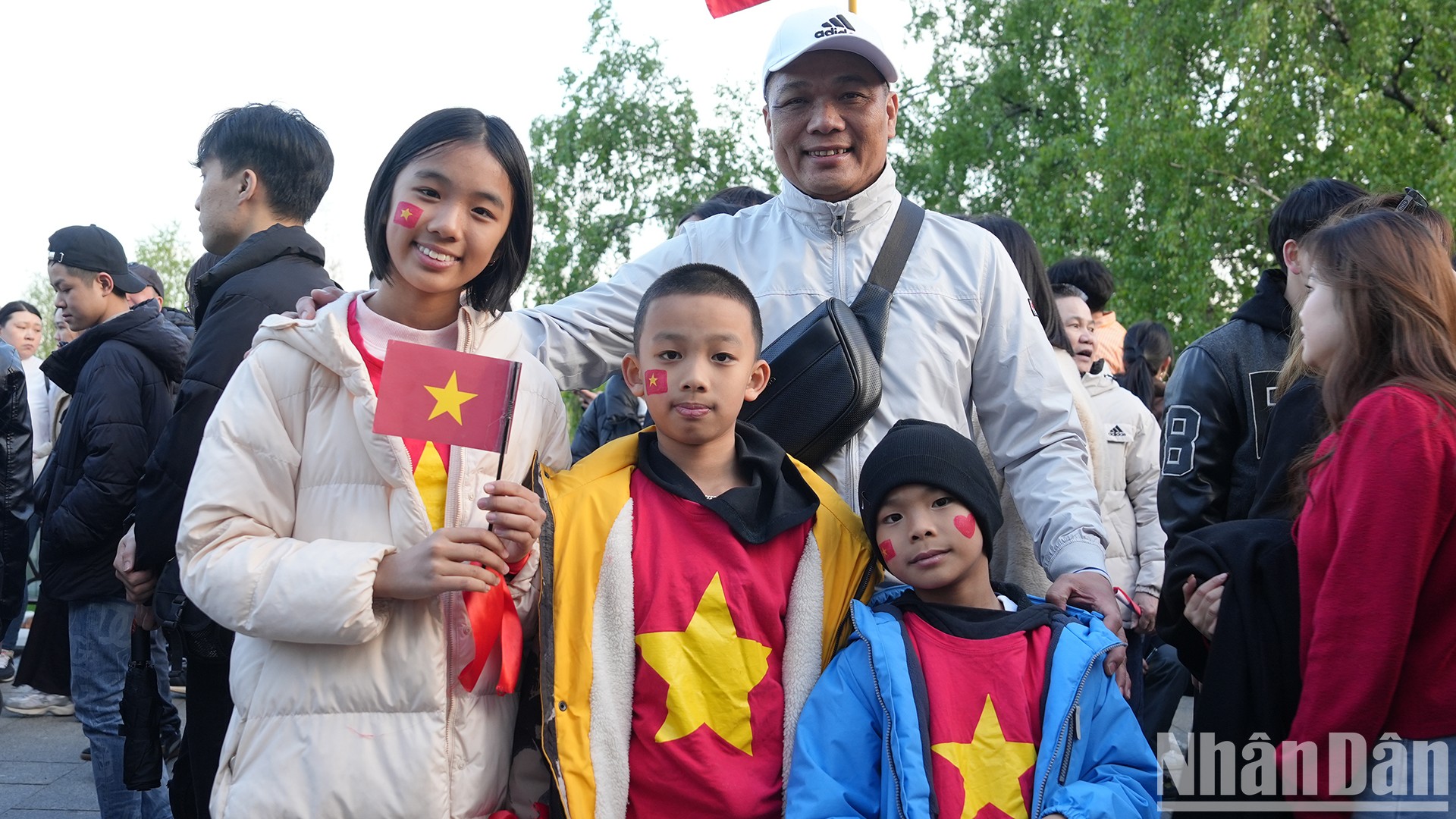 [Ảnh] Người Việt Nam tại Nga nồng nhiệt chào đón các quân nhân Việt Nam hợp luyện duyệt binh trên Quảng trường Đỏ ảnh 14