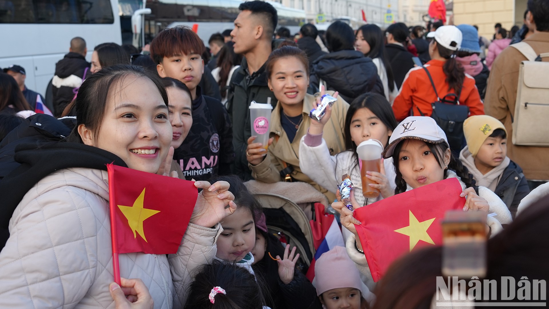 [Ảnh] Người Việt Nam tại Nga nồng nhiệt chào đón các quân nhân Việt Nam hợp luyện duyệt binh trên Quảng trường Đỏ ảnh 13