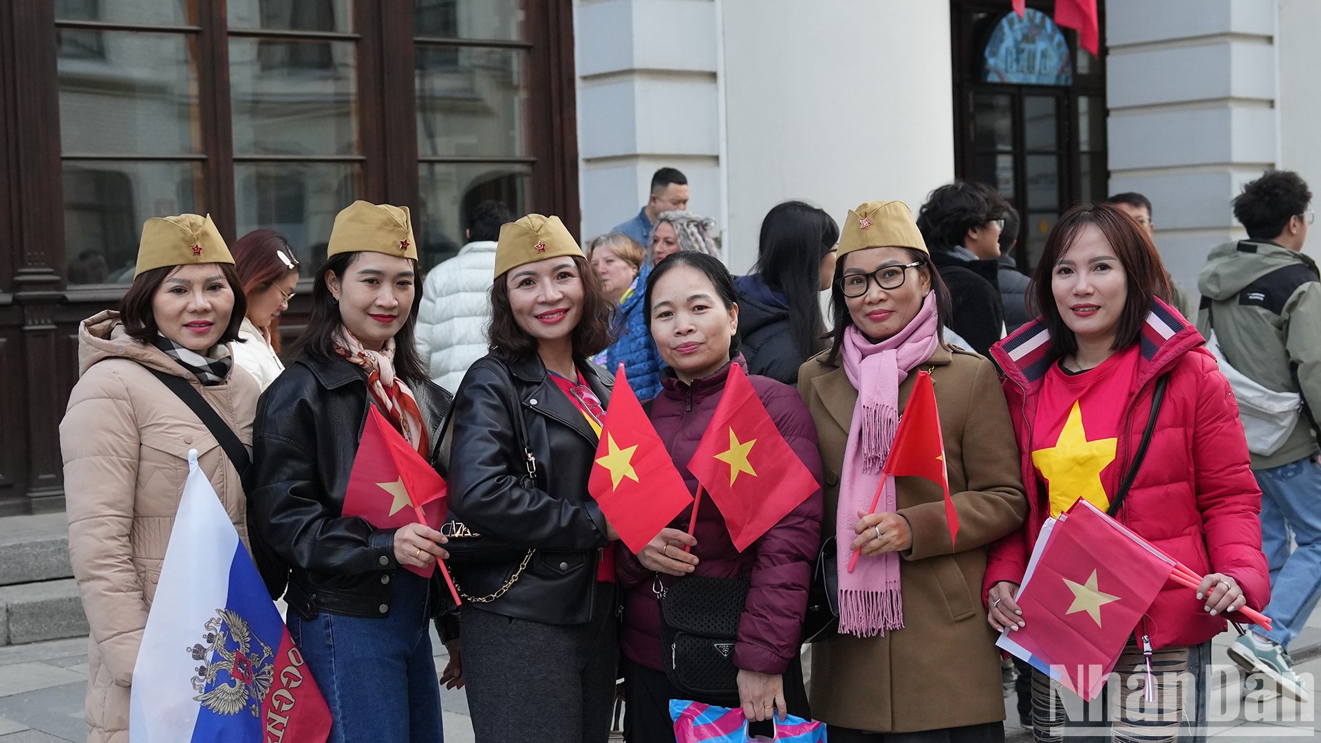 [Ảnh] Người Việt Nam tại Nga nồng nhiệt chào đón các quân nhân Việt Nam hợp luyện duyệt binh trên Quảng trường Đỏ ảnh 15